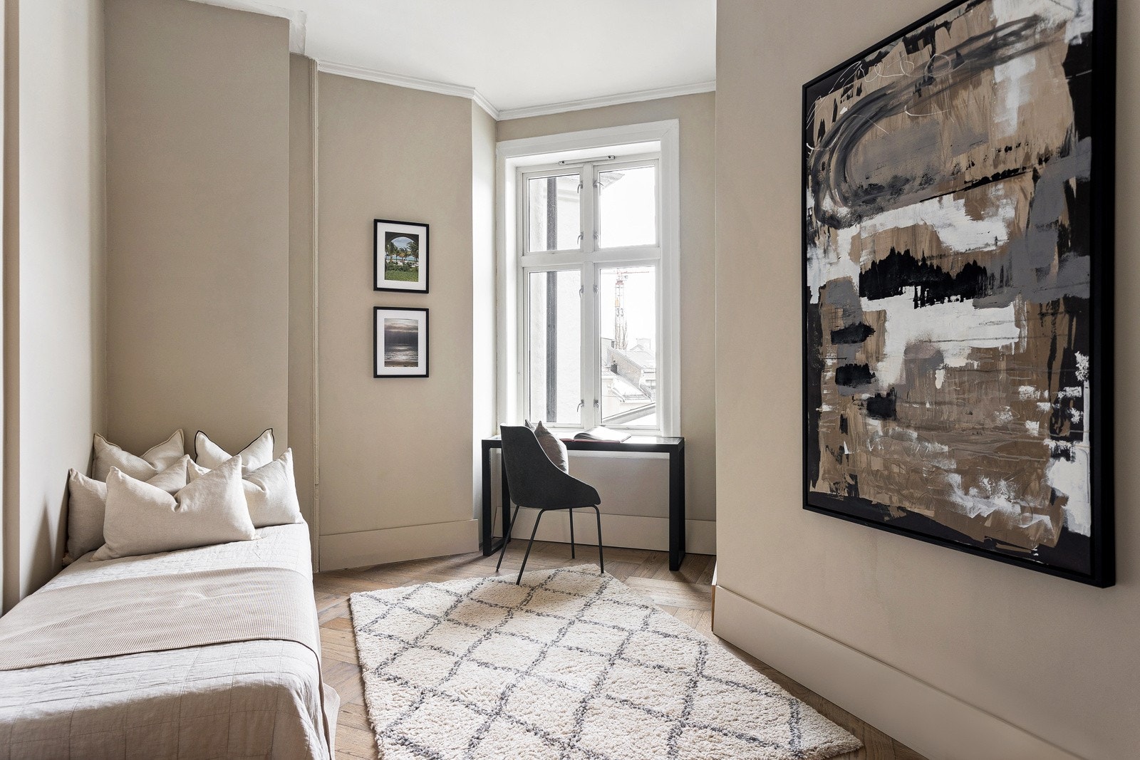 Soverom 2 har plass til dobbeltseng, garderobeløsning og pult. Rommet kan brukes som hovedsoverom, men er også perfekt til gjesterom/kontor Galleribilde