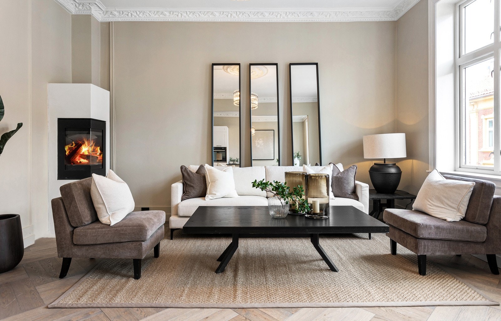 I stuesonen er det god plass til en fin sofagruppe med tilhørende møblement, og en ny peis setter prikken over i-en og skaper både varme og hygge Galleribilde