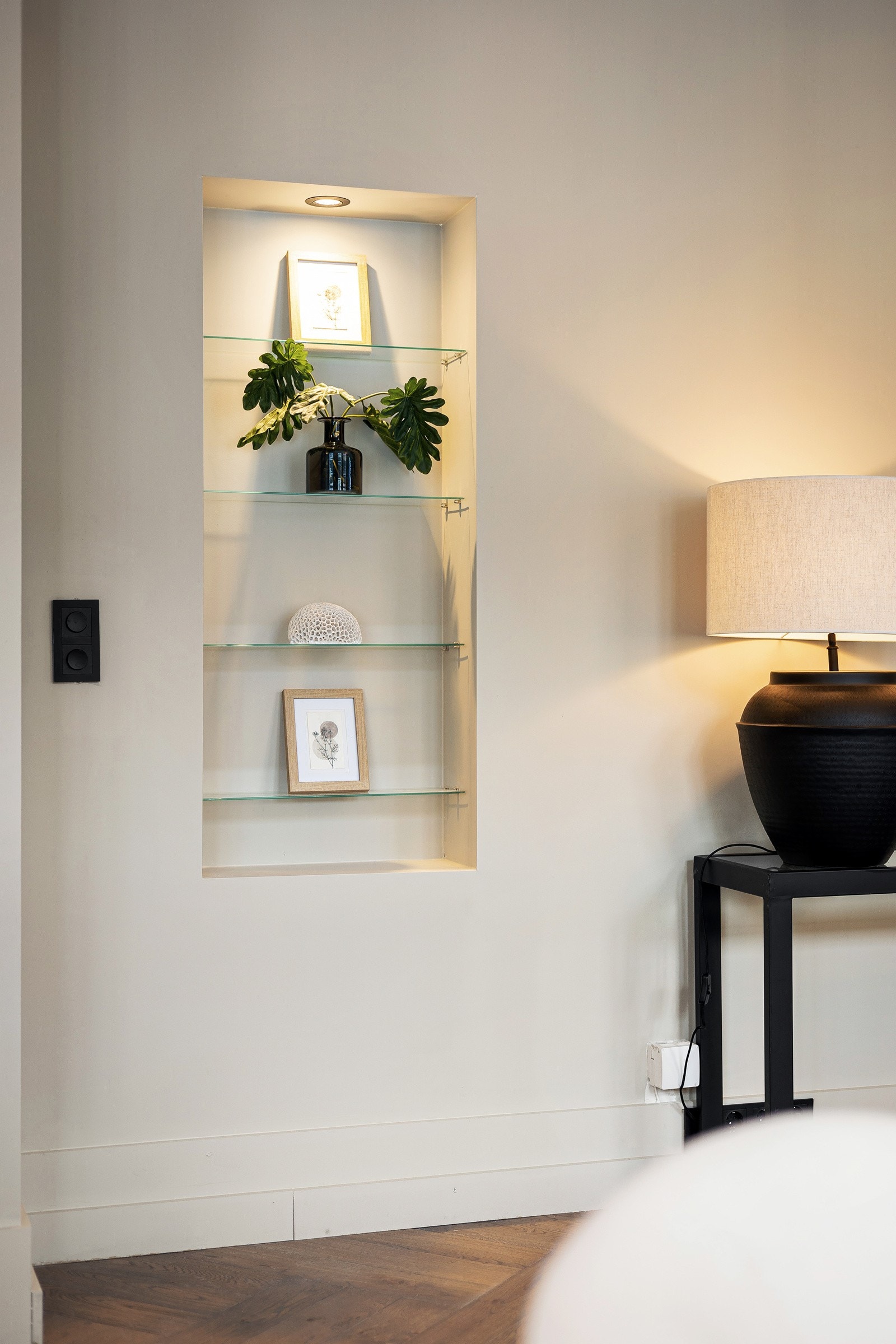 Snekkerbygd hylle med downlights Galleribilde