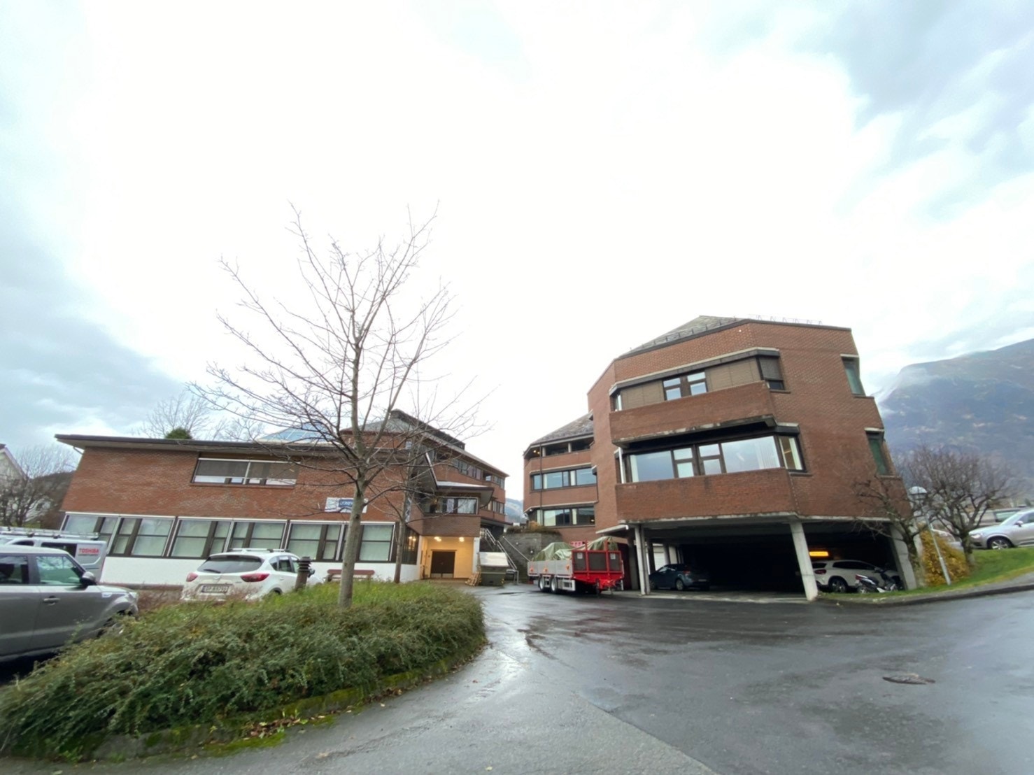 fra sjøsiden med parkering Galleribilde