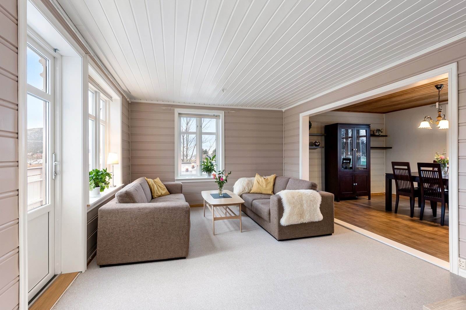 Huset er hensiktsmessig innredet over to plan og har i tillegg en uinnredet kjeller (lav takhøyde - ikke måleverdig). Galleribilde