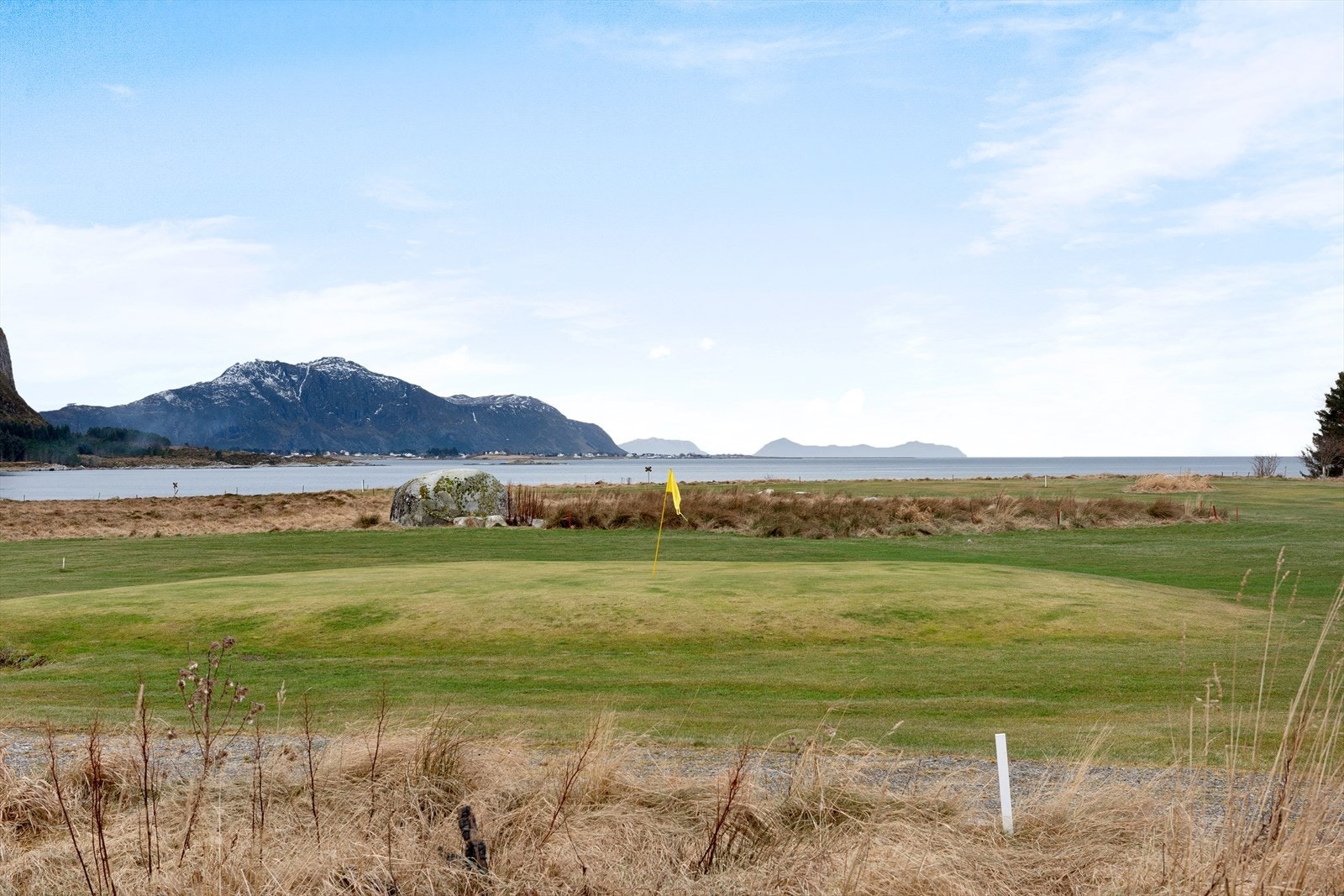 Kun få hundre meter fra boligen finner man Giske golfklubb hvor det også er treningsmuligheter hos Sprek 365. Galleribilde