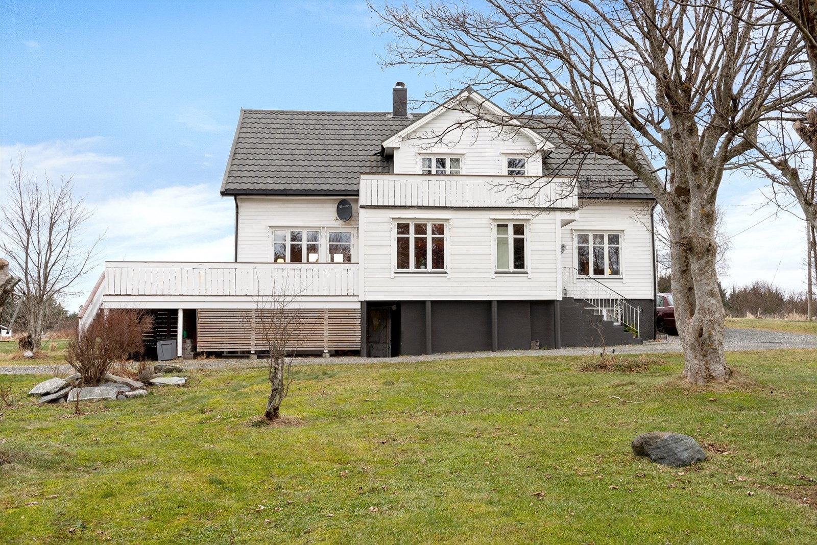 Eneboligen ligger landlig og fint til på Gjøsund på Vigra i Giske kommune. Galleribilde