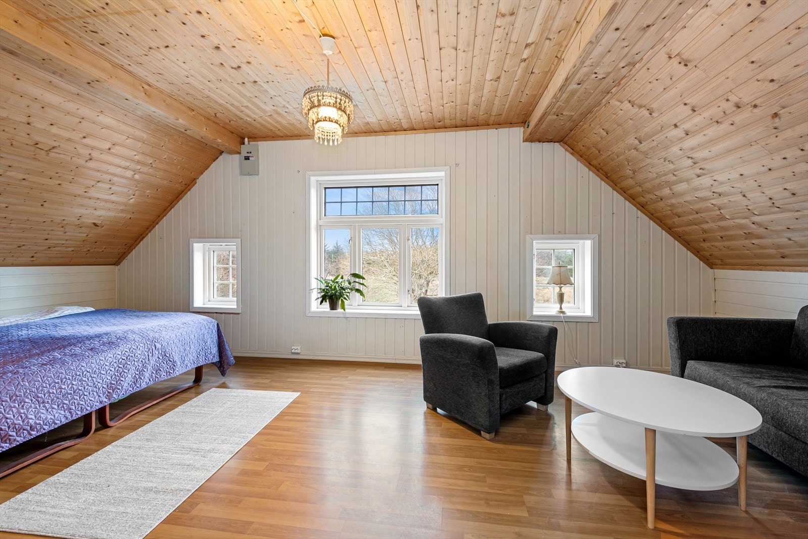 Loftet består ellers hovedsakelig av soverom, med tre soverom i etasjen. Galleribilde