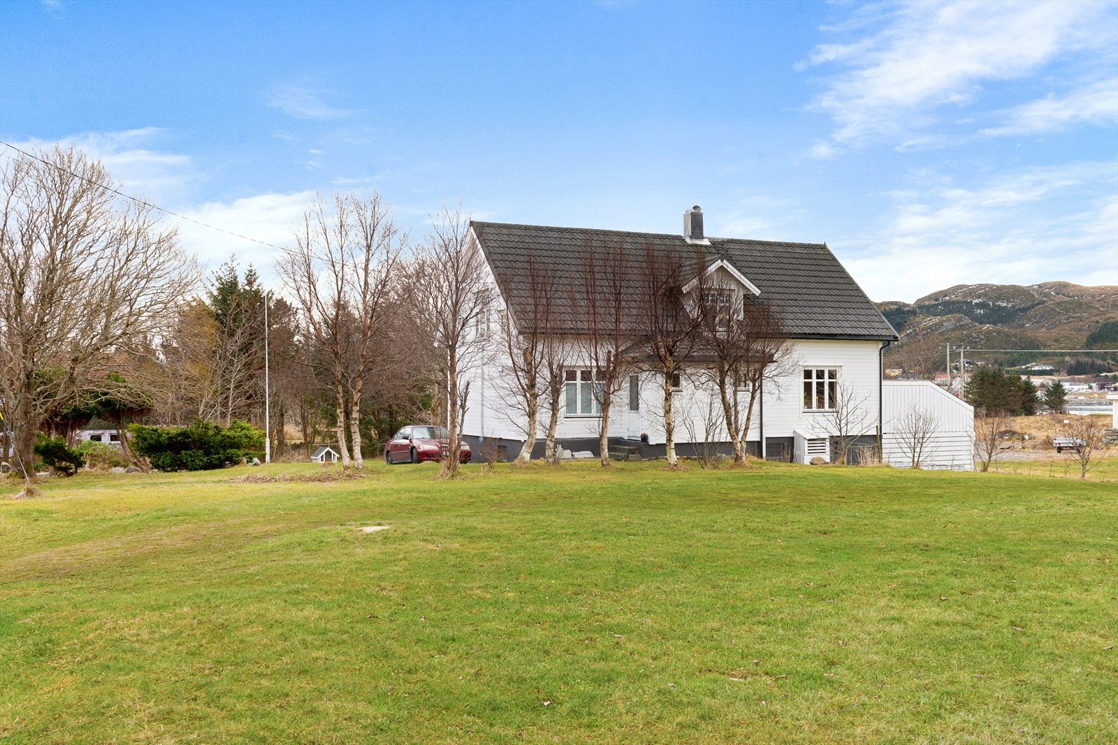 Nærmeste skoler i området er Vigra barneskole, Valderøy ungdomsskole og Ålesund VGS. Det er ca. 10 min i bil til barnehagene Vigra barnehage og Gnist Sætra, samt Gnist Barnehage Nordstrand. Galleribilde