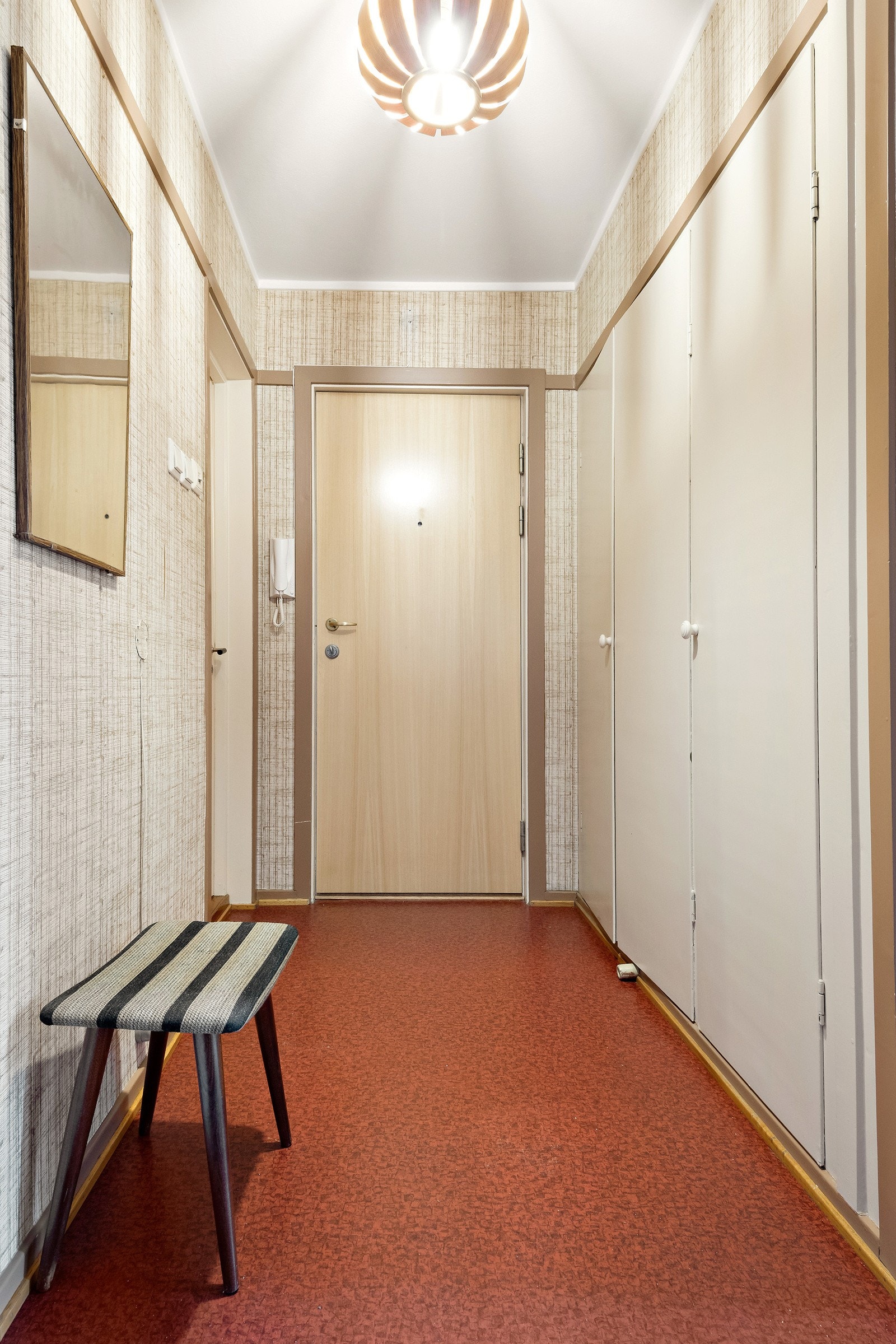 Fra felles trapperom kommer man inn i leilighetens gang. Her er det godt med skapplass. Galleribilde