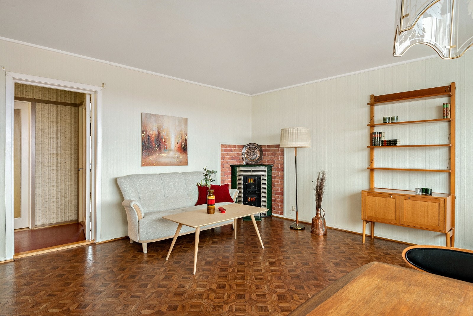 Leiligheten varmes opp med elektriske ovner samt ovn for ved og parafin. Galleribilde