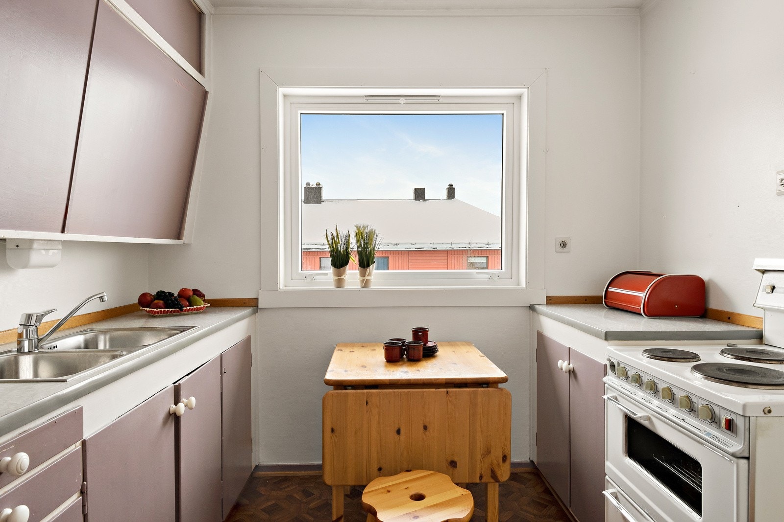 Innredningen holder eldre standard men innehar likevel de kvaliteter man trenger. Her er det mange muligheter! Galleribilde