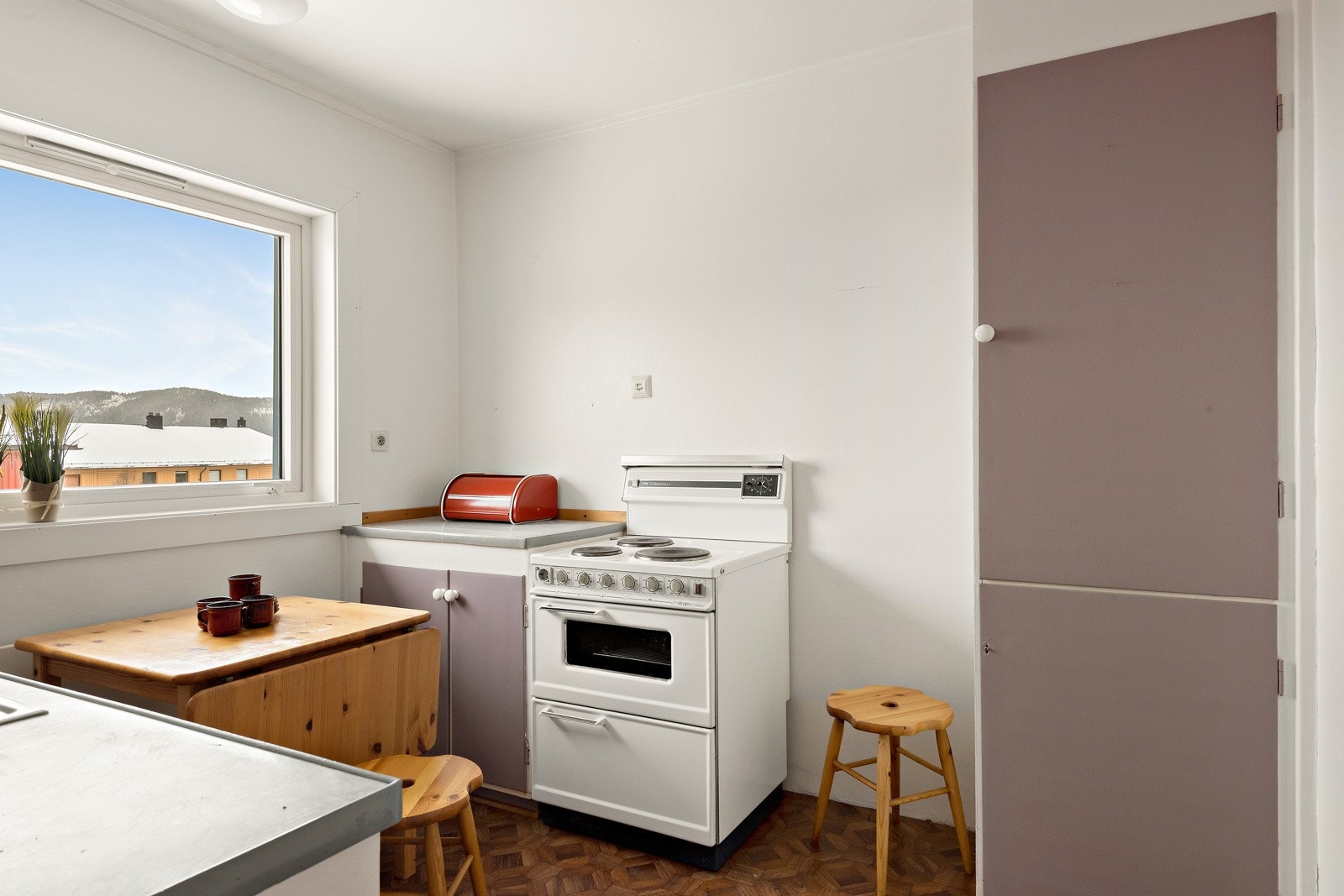 Plassbygd kjøkkeninnredning. Hvitevarene medfølger handelen. Galleribilde