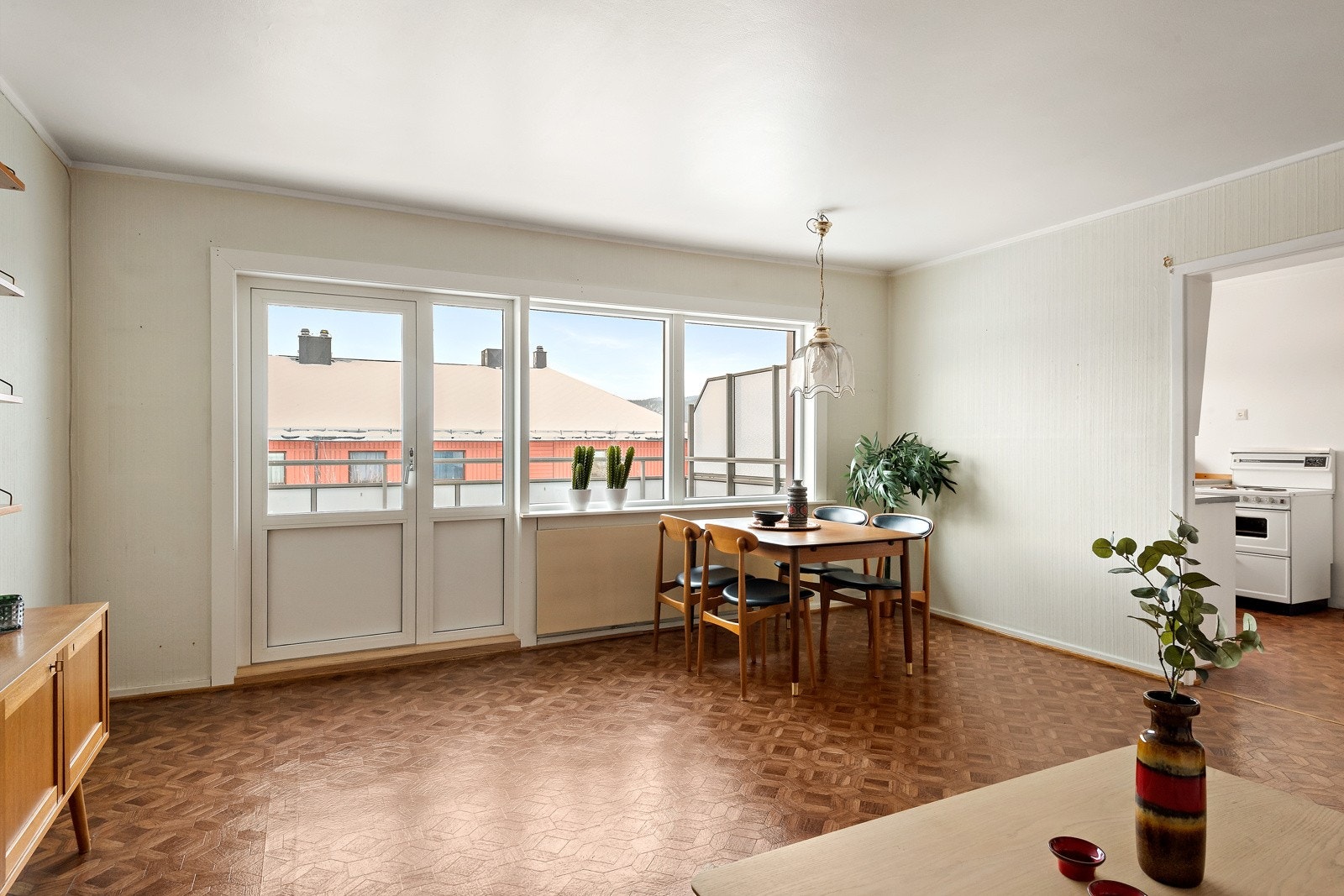 Fra stuen er det utgang til balkong på ca 9 kvm. Galleribilde