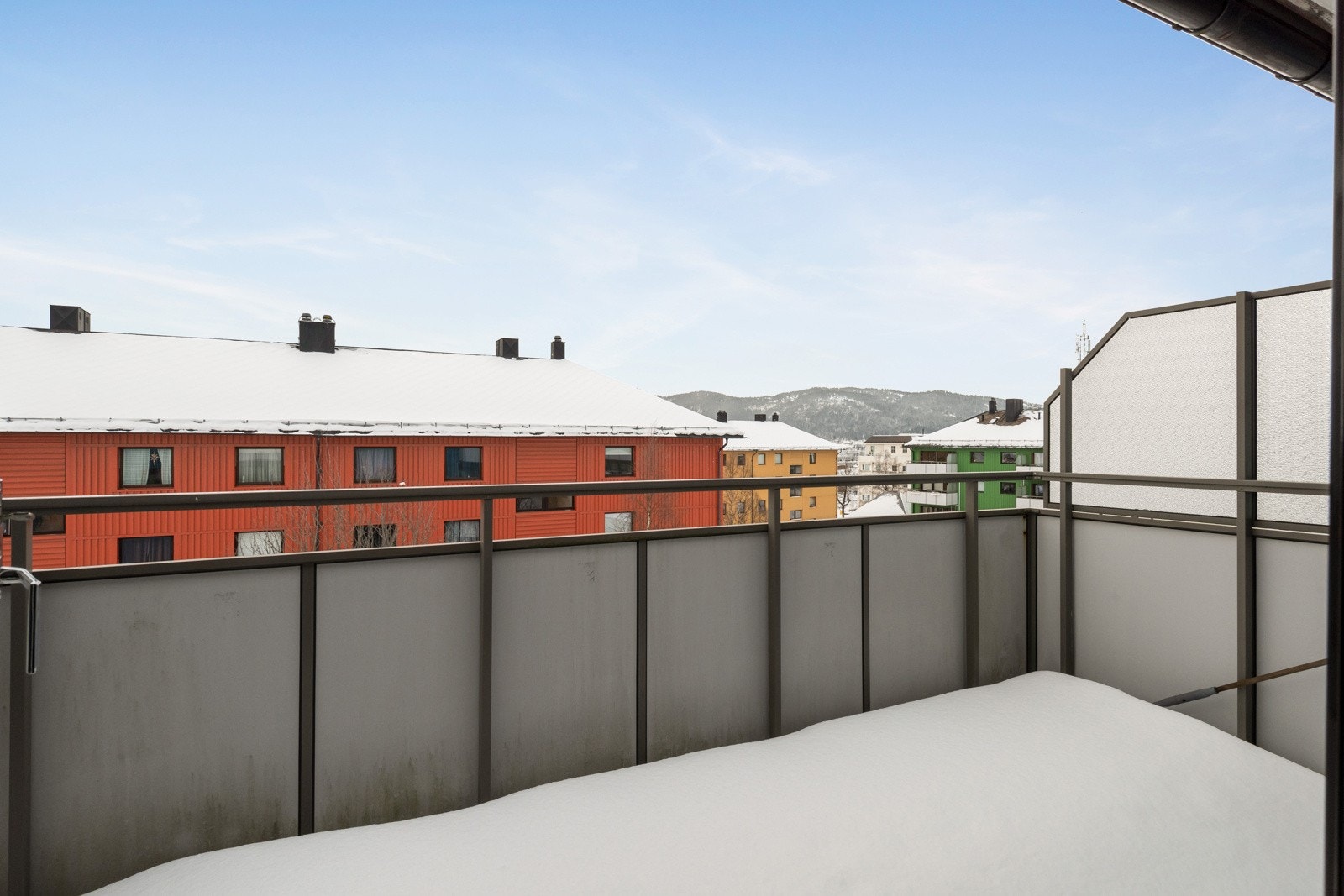 Romslig balkong med fine sol- og utsynsforhold. Galleribilde