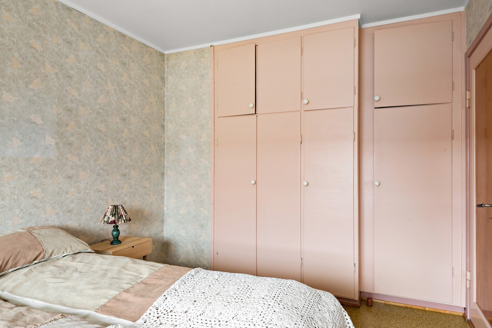 Det er også godt med garderobeskap på soverommmet Galleribilde