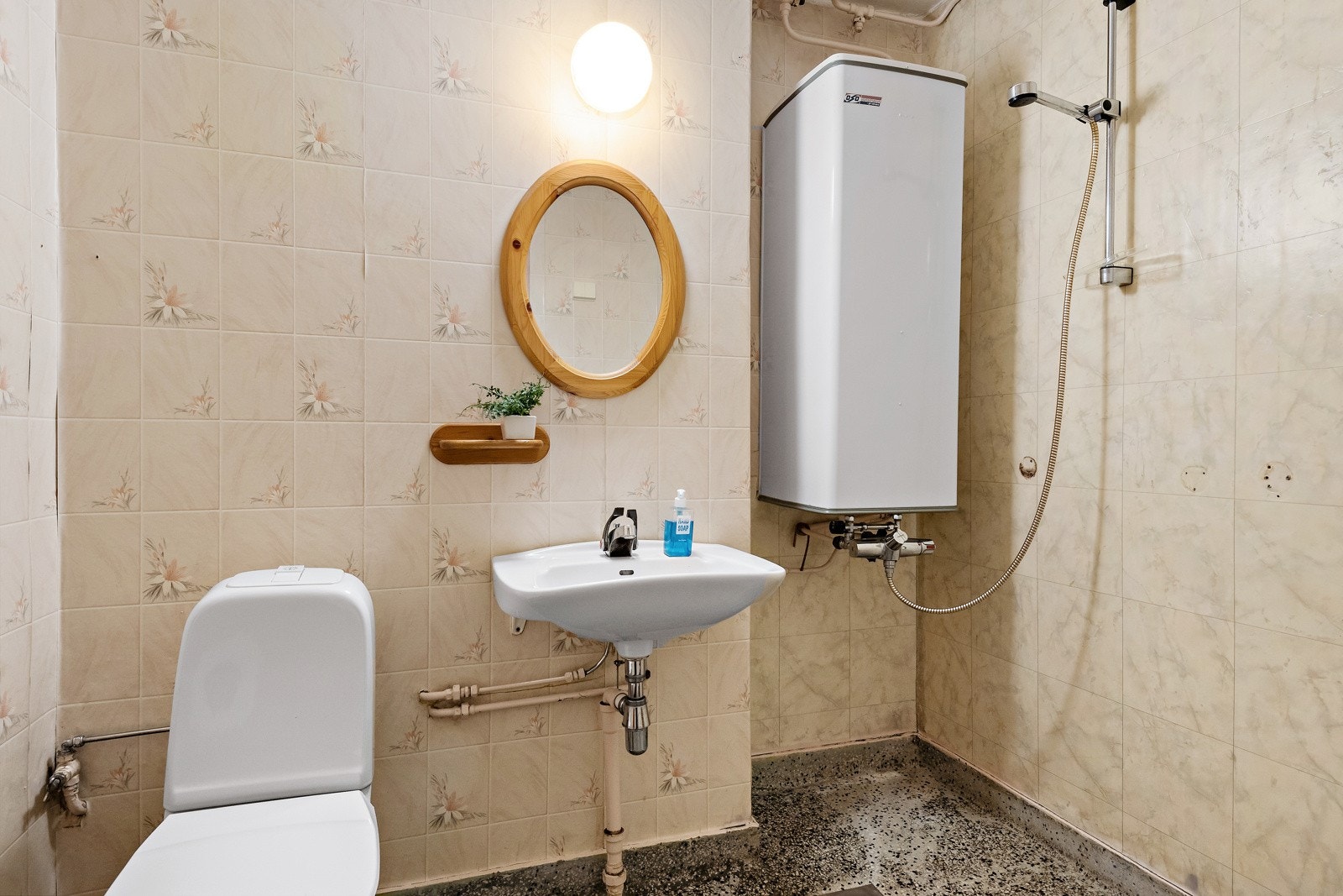 Rommet holder en eldre og enkel standard, og er klart for renovering. Galleribilde