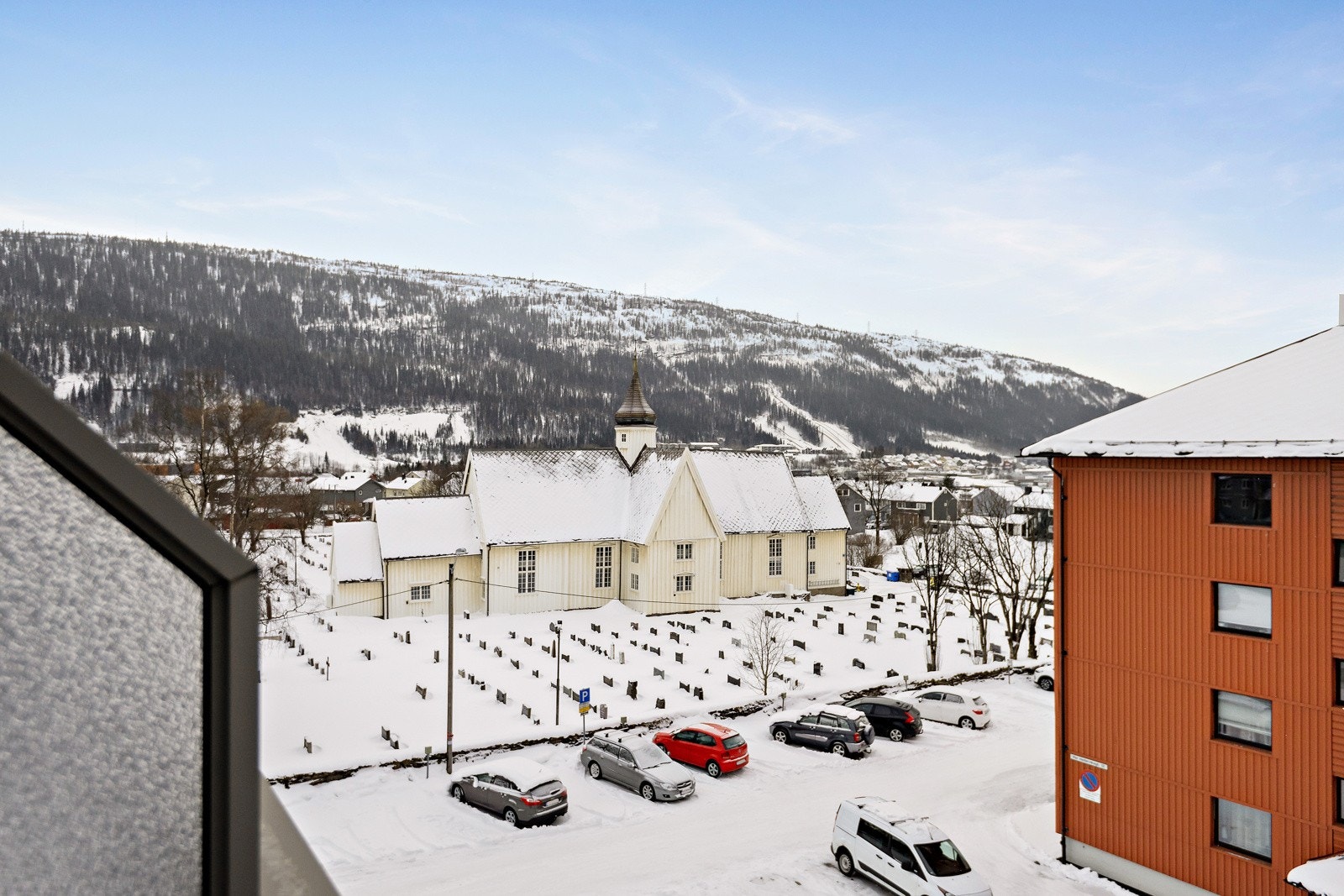 Det er parkering utenfor blokka med "første mann til mølla"-prinsippet. Borettslaget disponerer på garasjeplasser som kan søkes og tildeles etter ventelisteansienniet. Galleribilde