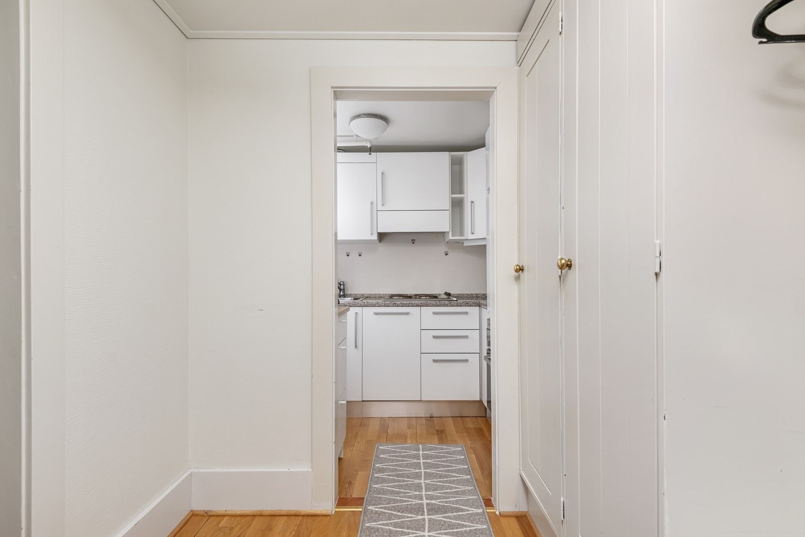 Nedfelt stålvask i benkeplate av laminat og godt med skap og skuffer. Glatte fronter. Galleribilde