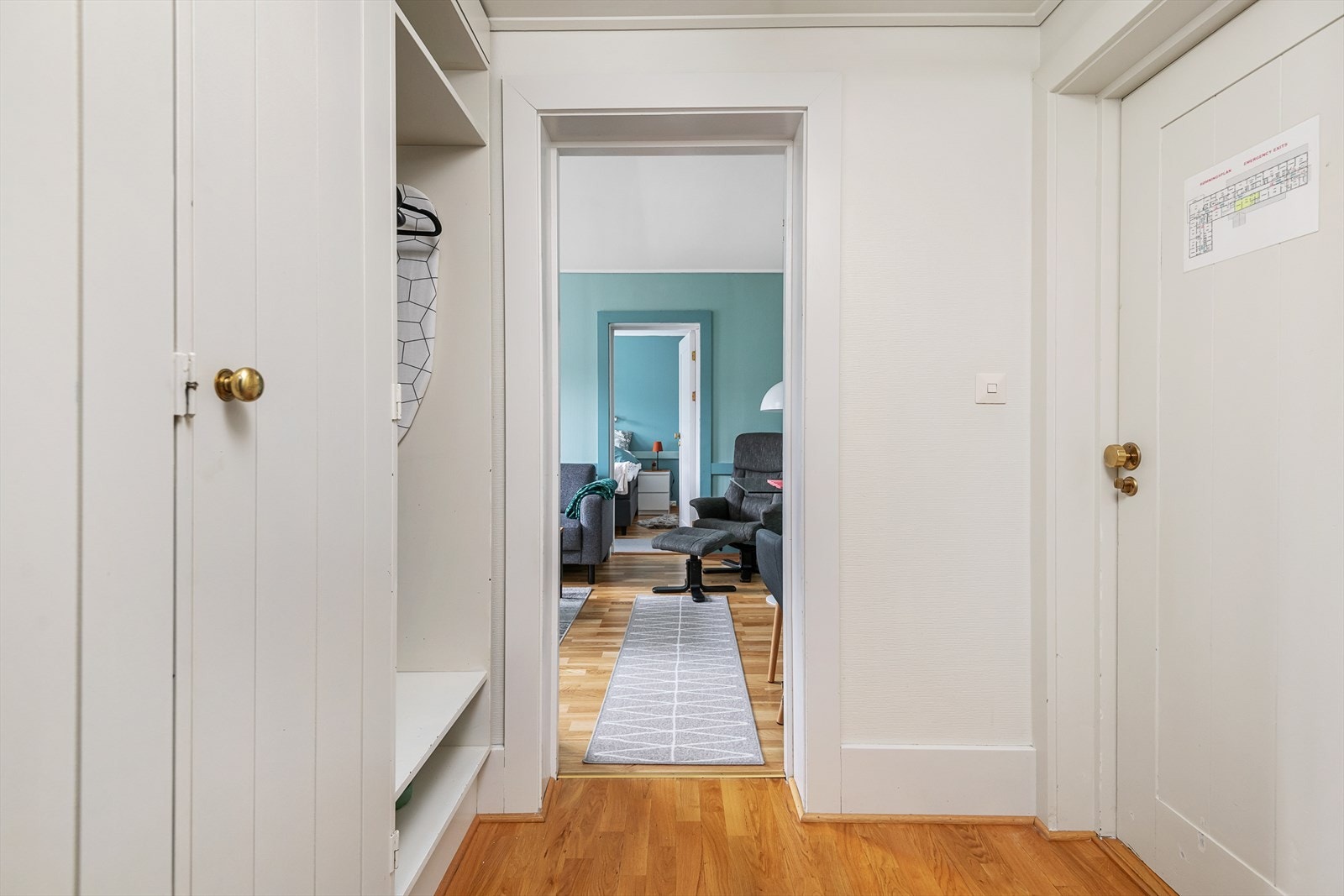 Inngangspartiet er relativt romslig med god plass til å ta av sko og henge av yttertøy. Noe skapplass. Galleribilde