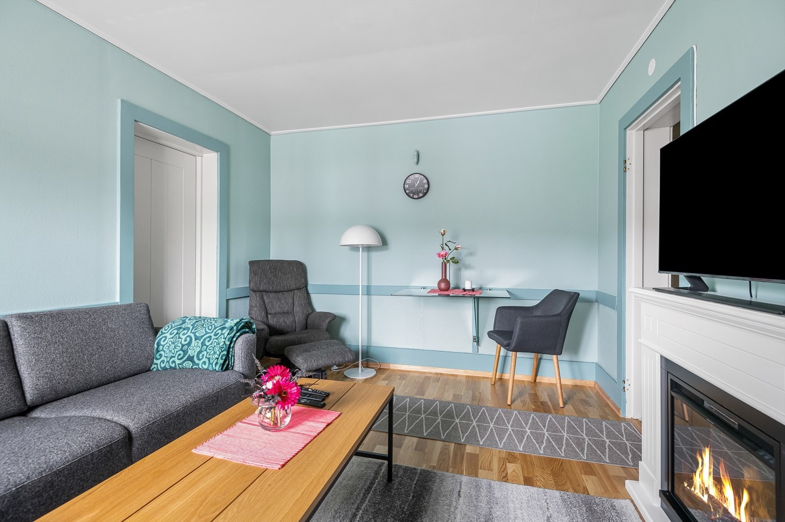 God plass til sofa- og spisegruppe. Galleribilde