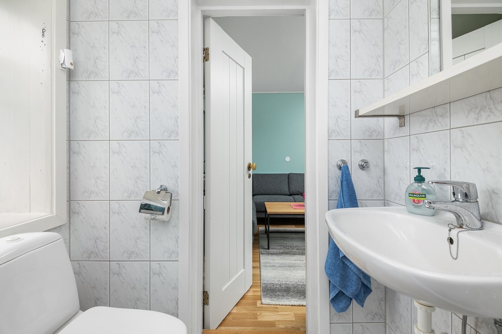 Gulvmontert toalett og servant med speil over. Galleribilde