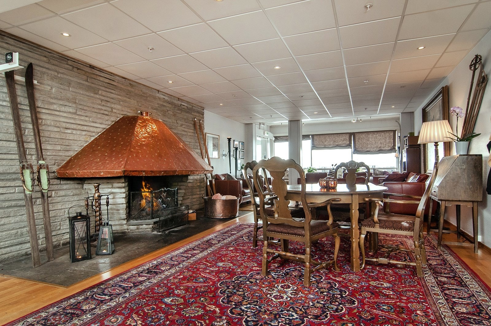 Felles peisstue i tilknytning til hovedinngangen. Galleribilde