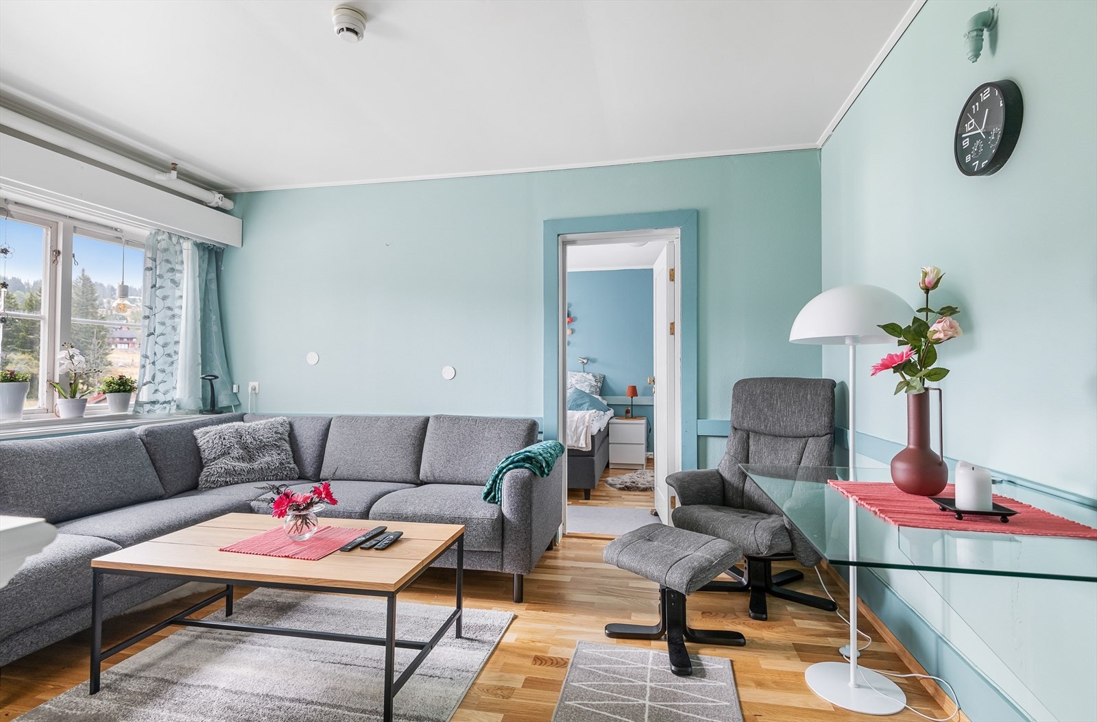 Store vindusflater som slipper godt med lys inn. Galleribilde