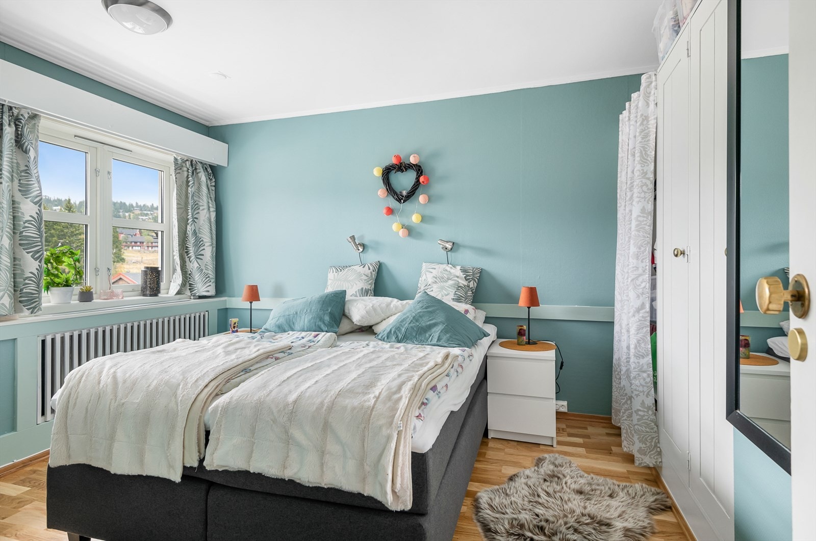 Ett stort og romslig soverom. Galleribilde