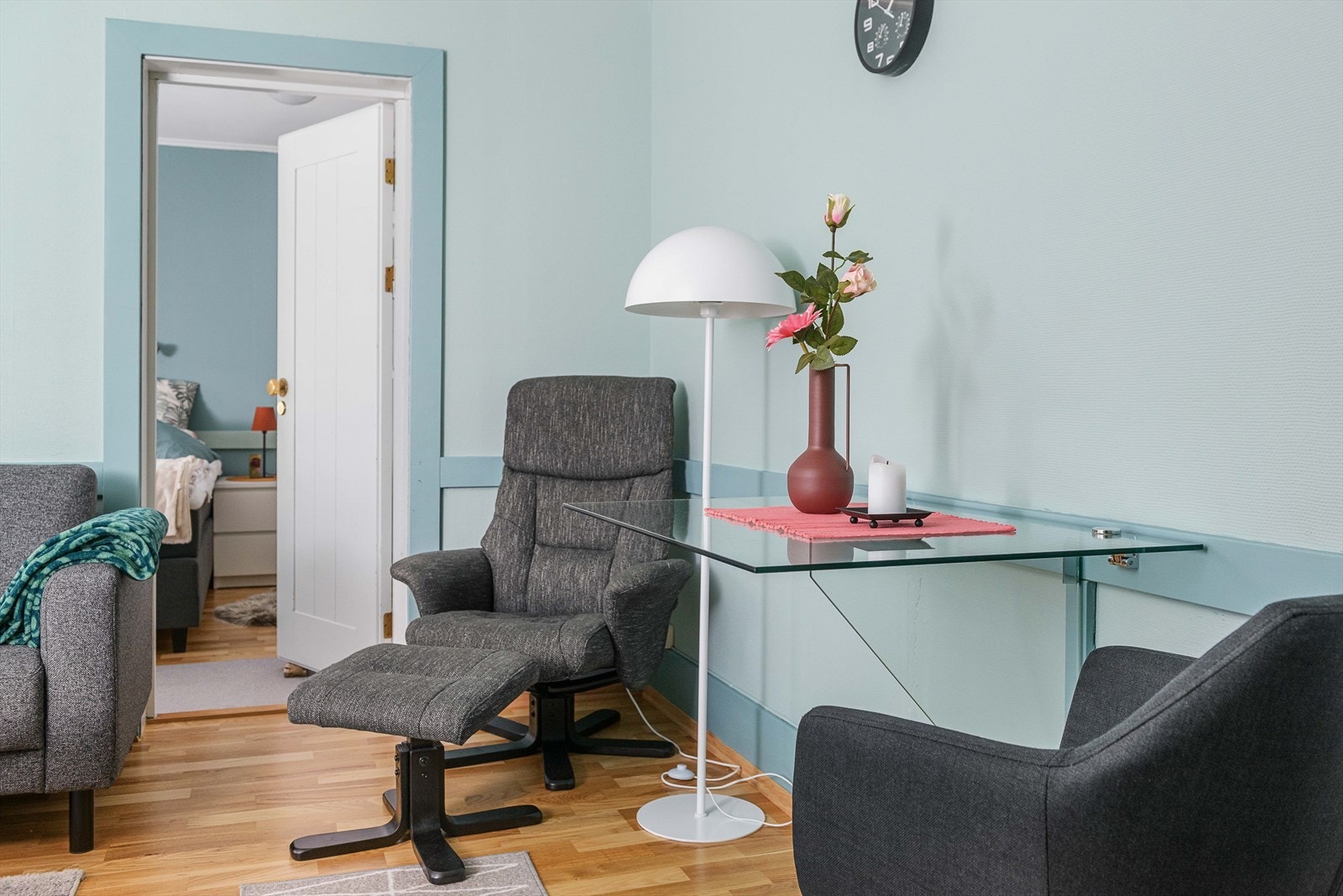 Dør mellom stua og soverommet. Galleribilde