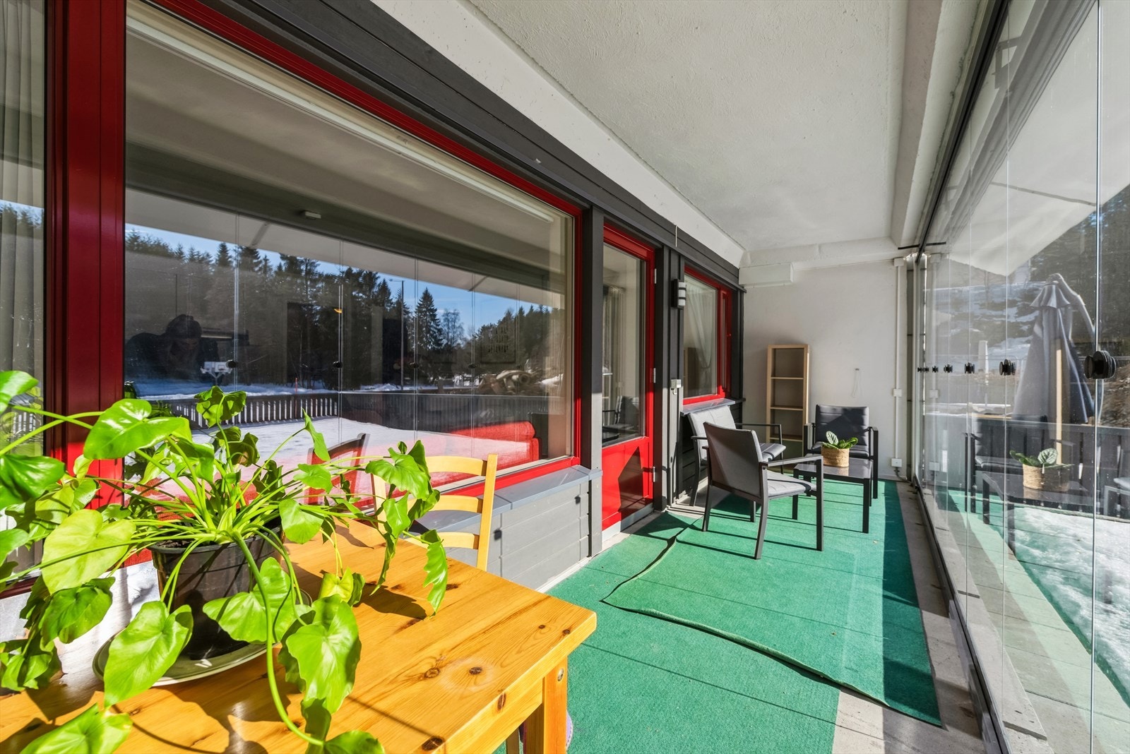 Balkongen kan nytes både på sommer og vinterstid og fungerer som en forlengelse til stuen. Galleribilde
