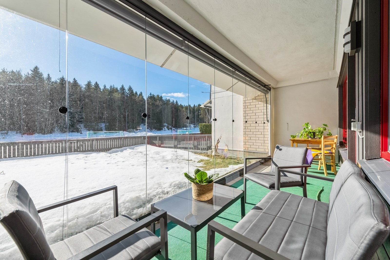 Adkomst til innglasset balkong på ca. 12 kvm fra stuen. Galleribilde