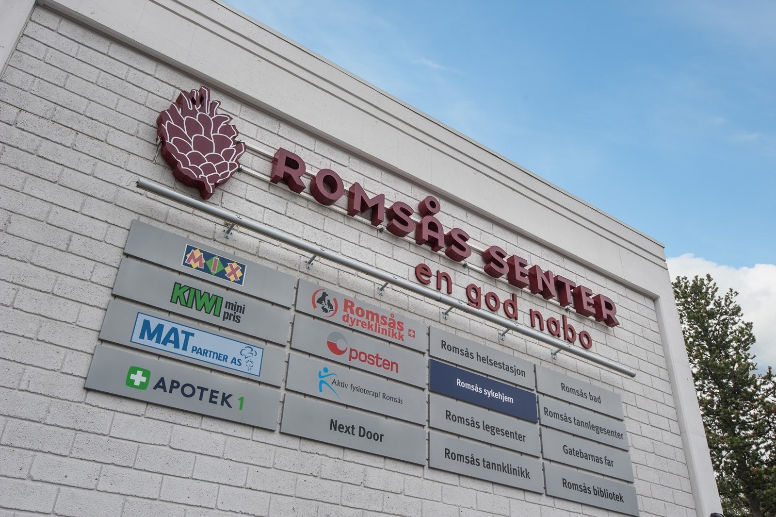 Fra boligen har man gangavstand til Romsås senter som byr på fasiliteter som bl.a. svømmehall, biblotek, Kiwi Romsås, Actic treningssenter mm. Galleribilde