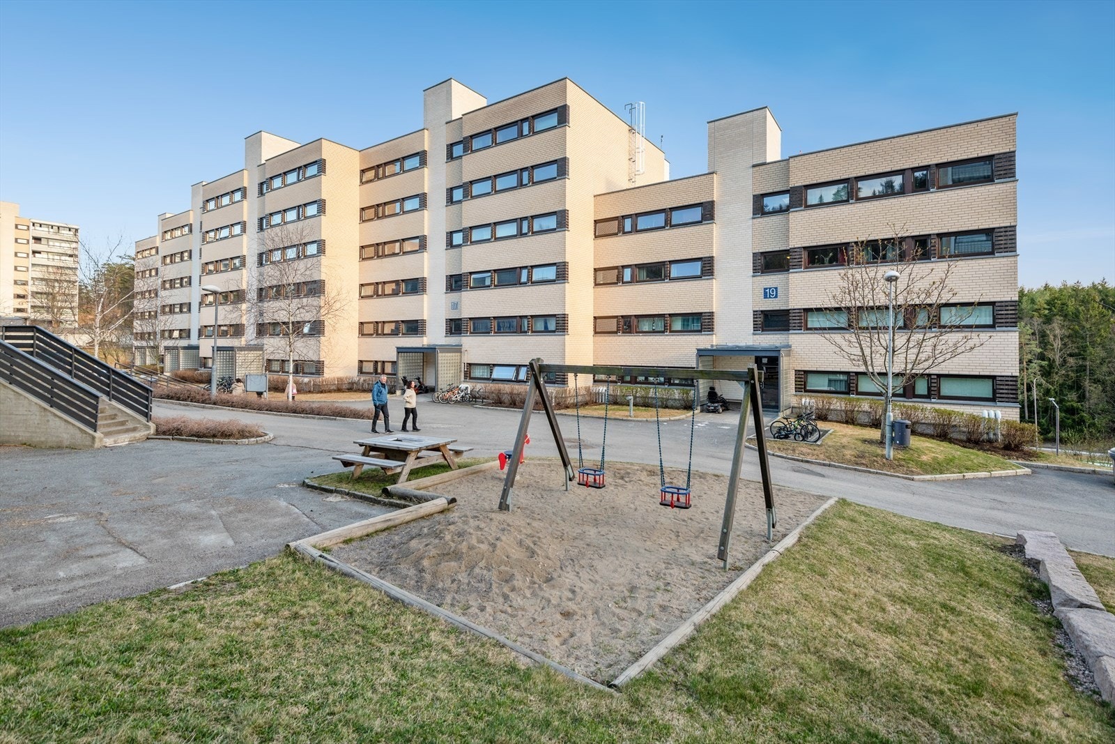 Leiligheten disponerer 1 bod, samt en parkeringsplass. Det trivelige borettslaget tilbyr flotte fellesområder opparbeidet og med både lekeplasser, basketballplan og fotballbane m.m. Galleribilde