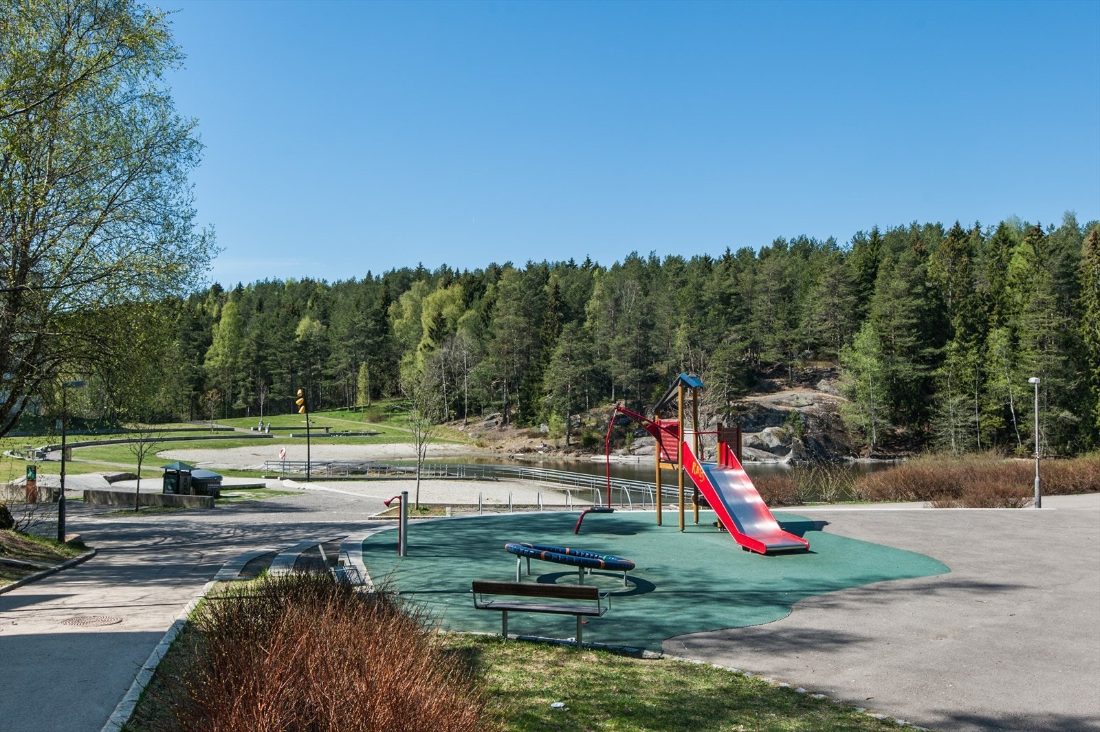 Rett i umiddelbar nærhet har man Svarttjern park og grøntanlegg, pen plass som ble rehabilitert for ikke lenge siden. Galleribilde