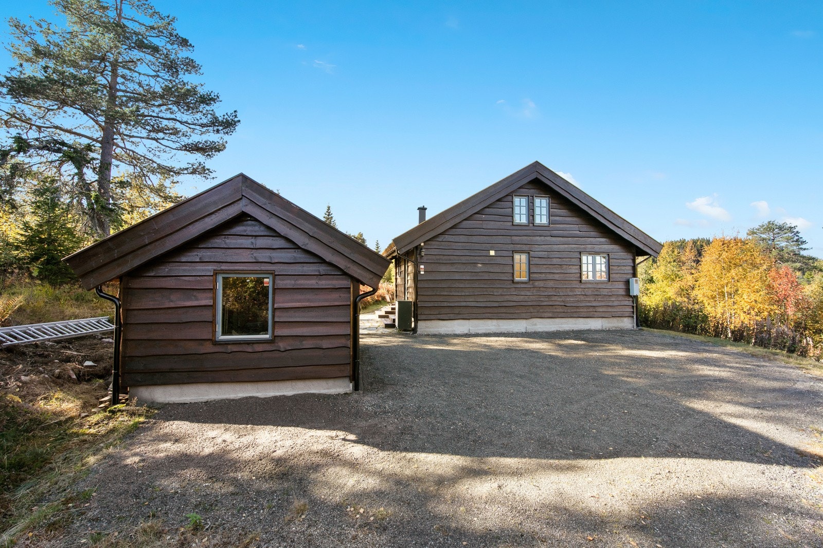 Det er bilvei frem til hytta og gode parkeringsmuligheter på tomta. Galleribilde