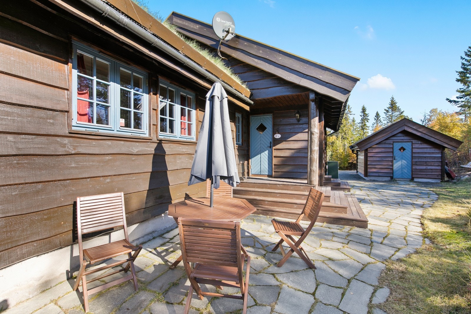 Koselig uteplass ved inngangspartiet. Galleribilde