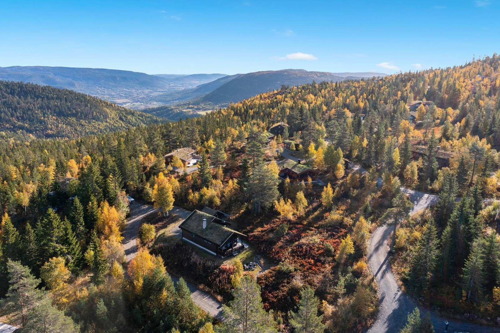 Hytta ligger fint til i Middagslia på Skrim. Galleribilde