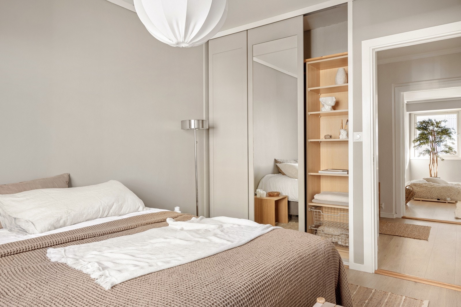 Her er det også en romslig skyvedørsgarderobe. Galleribilde