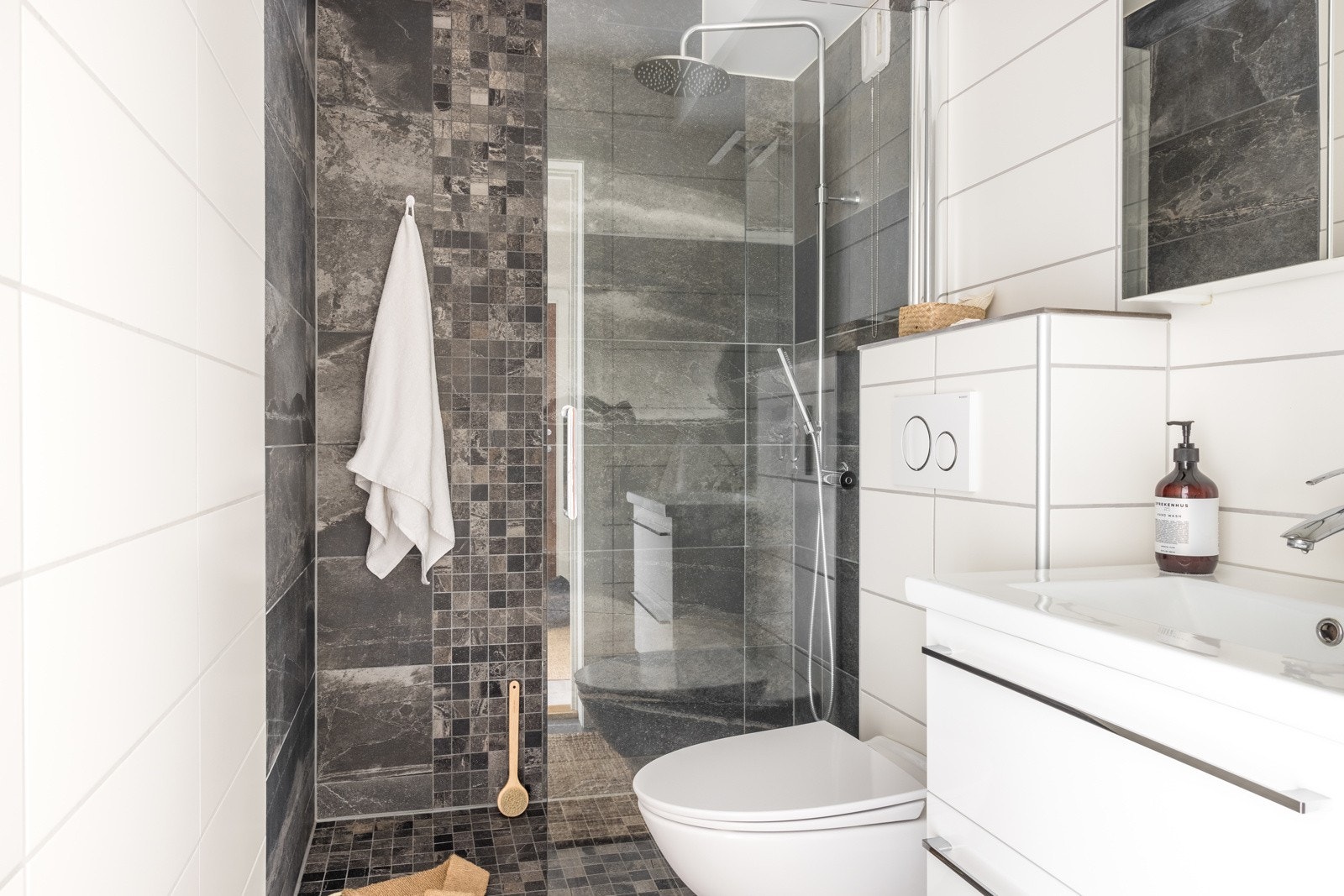 Badet er helfliset og har elektriske varmekabler i gulv. Galleribilde