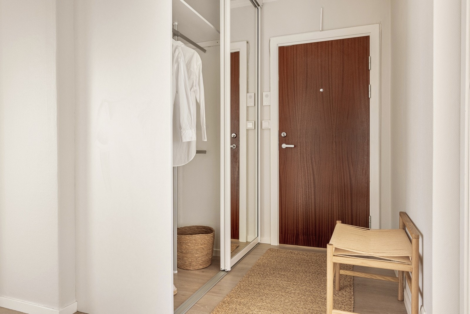 I gangen er det også innredet med skyvedørsgarderobe for oppbevaring av yttertøy og sko. Galleribilde