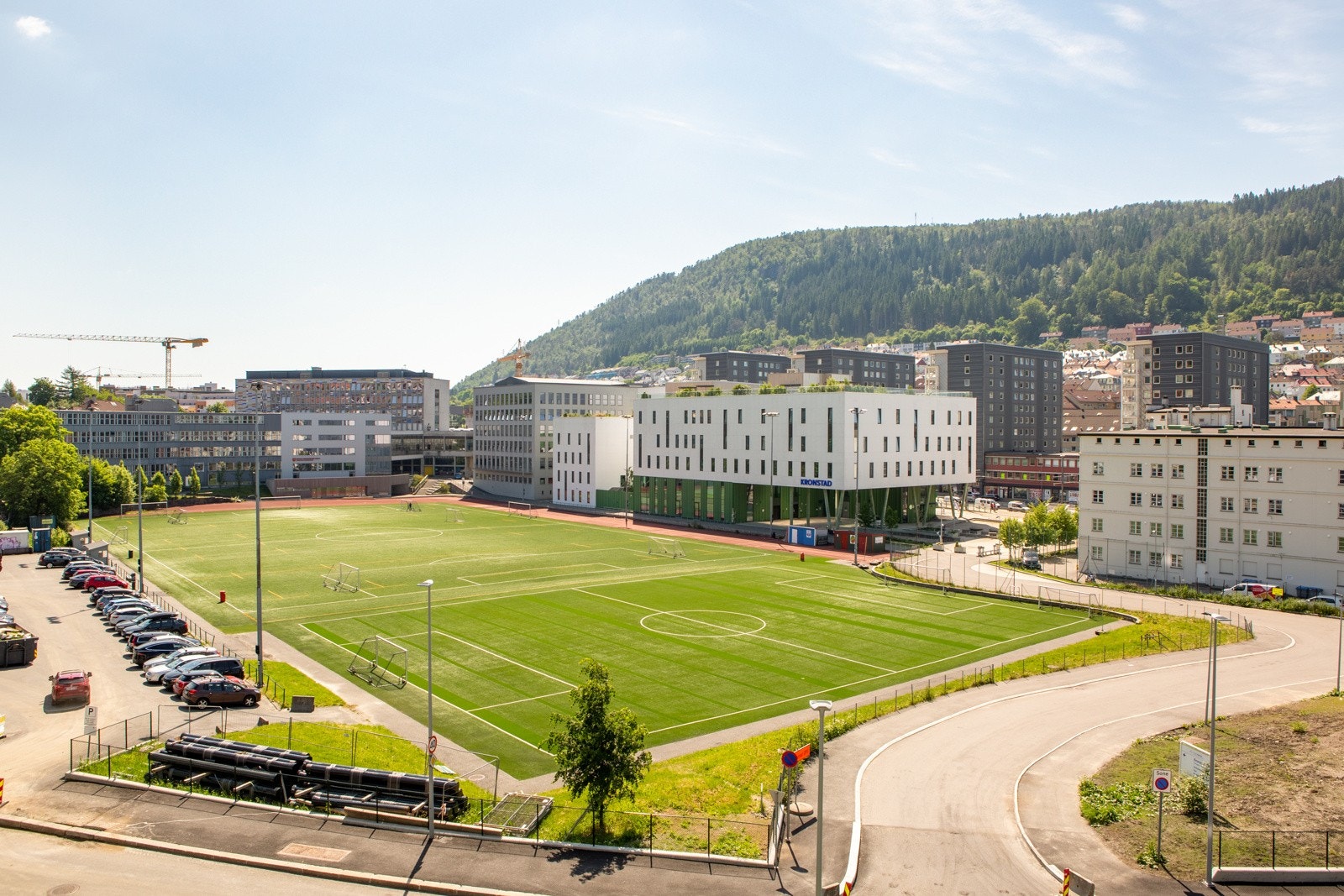 Kronsminde idrettsplass er i gangavstand fra leiligheten. Galleribilde