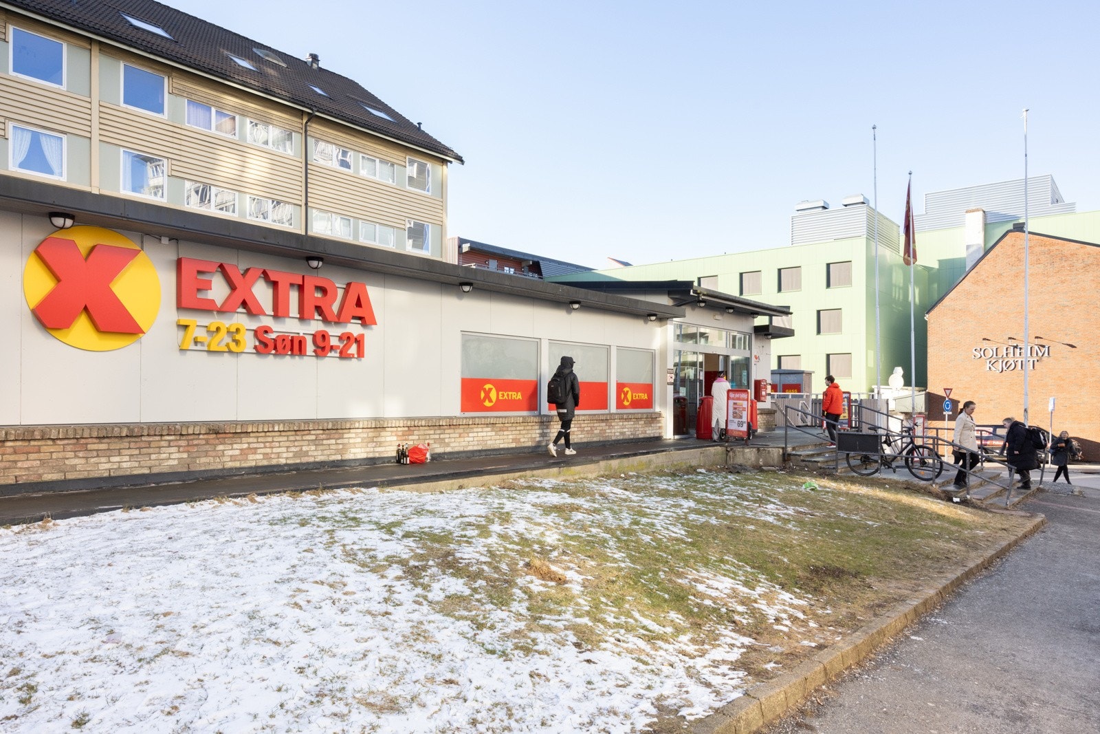 Rett utenfor inngangdøren finner du dagligvarebutikk. Galleribilde