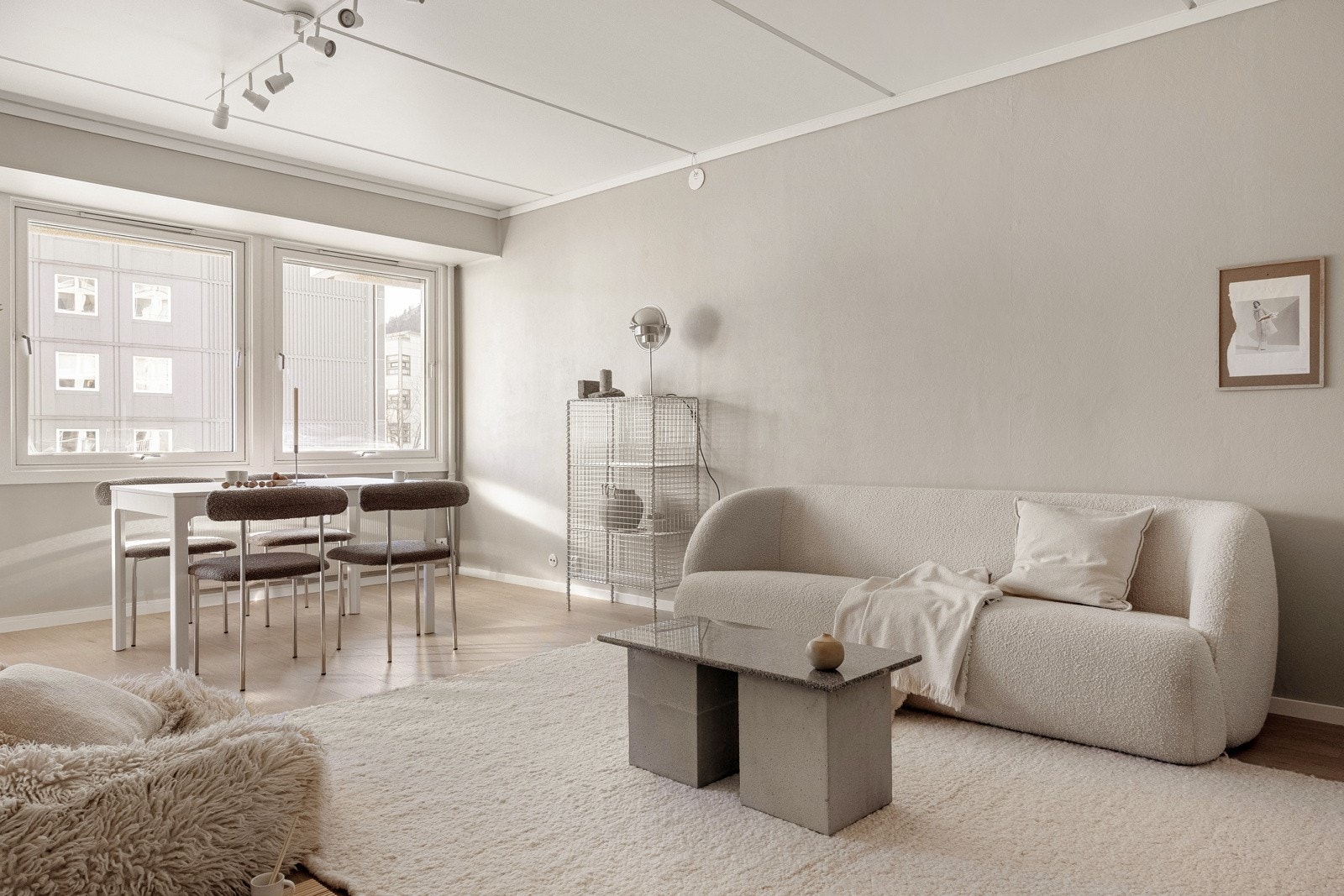 Rommets utforming og størrelse gjør at du enkelt kan innrede med både sofa og spisegruppe. Galleribilde