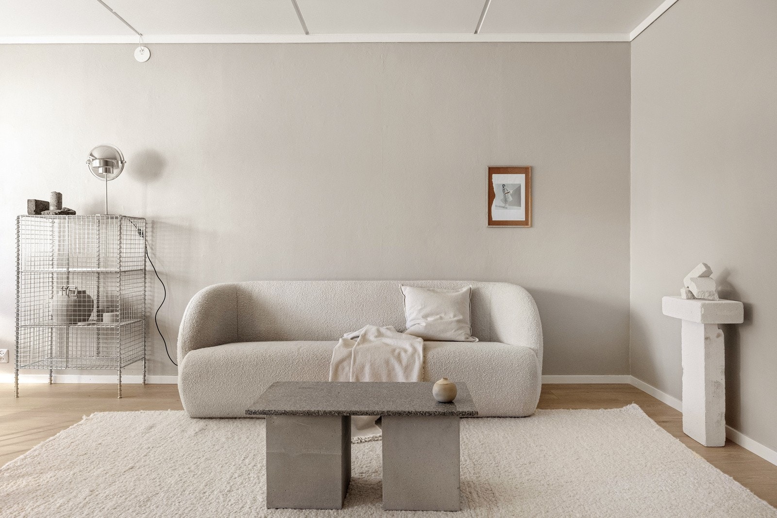 Det er laminat på gulv, samt malt tapet på vegger. Galleribilde