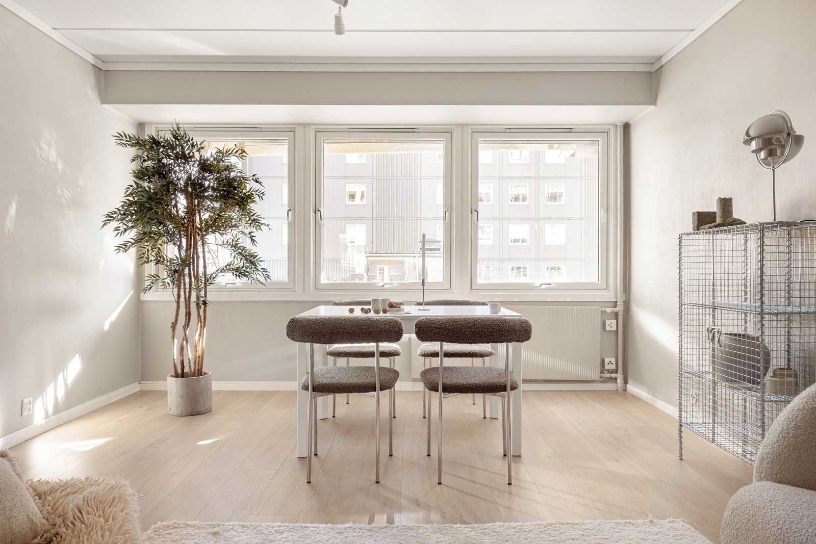 Stuen domineres av vindusflater som slipper inn rikelig med naturlig lys. Galleribilde