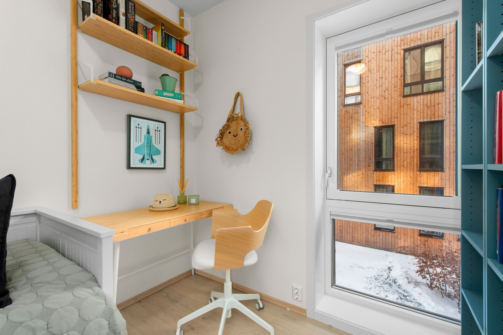 Leiligheten byr på fjernvarme og balansert ventilasjon for et behagelig inneklima. Fjernvarme inngår i de månedlige felleskostnadene.