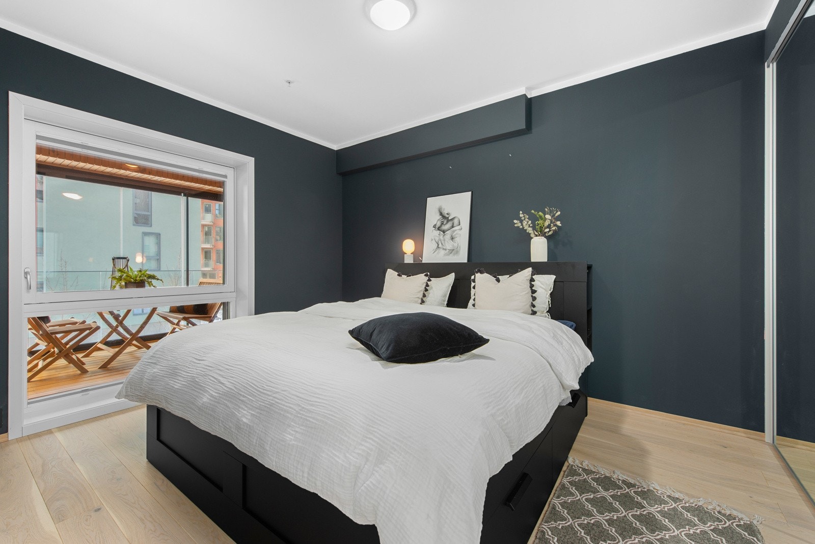 Leiligheten innehar to soverom av god størrelse. Hovedsoverommet er på gode 11m².