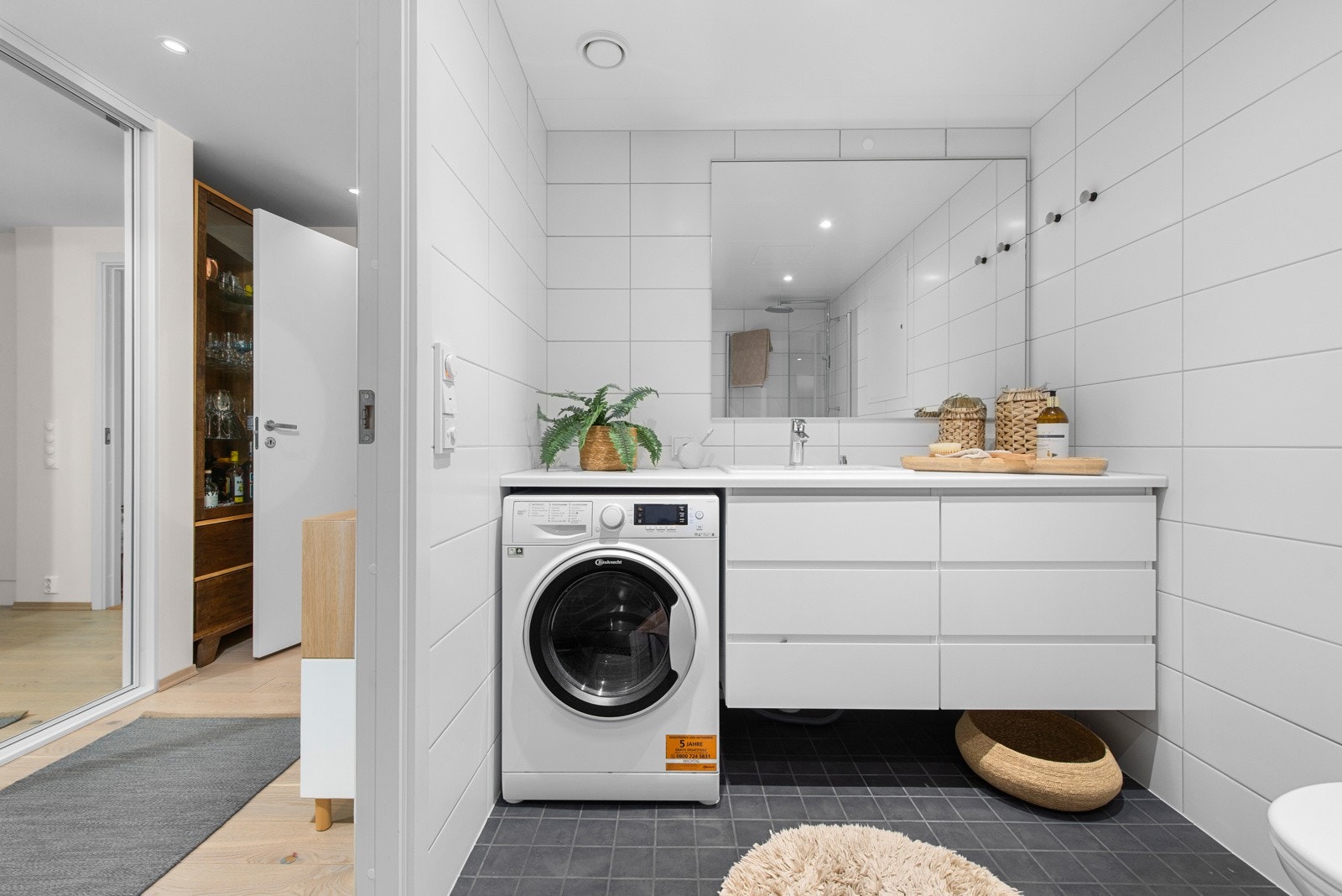 Baderommet er på 5,5m² og innehar kvaliteter som opplegg for vaskemaskin, gulvvarme og vegghengt toalett.