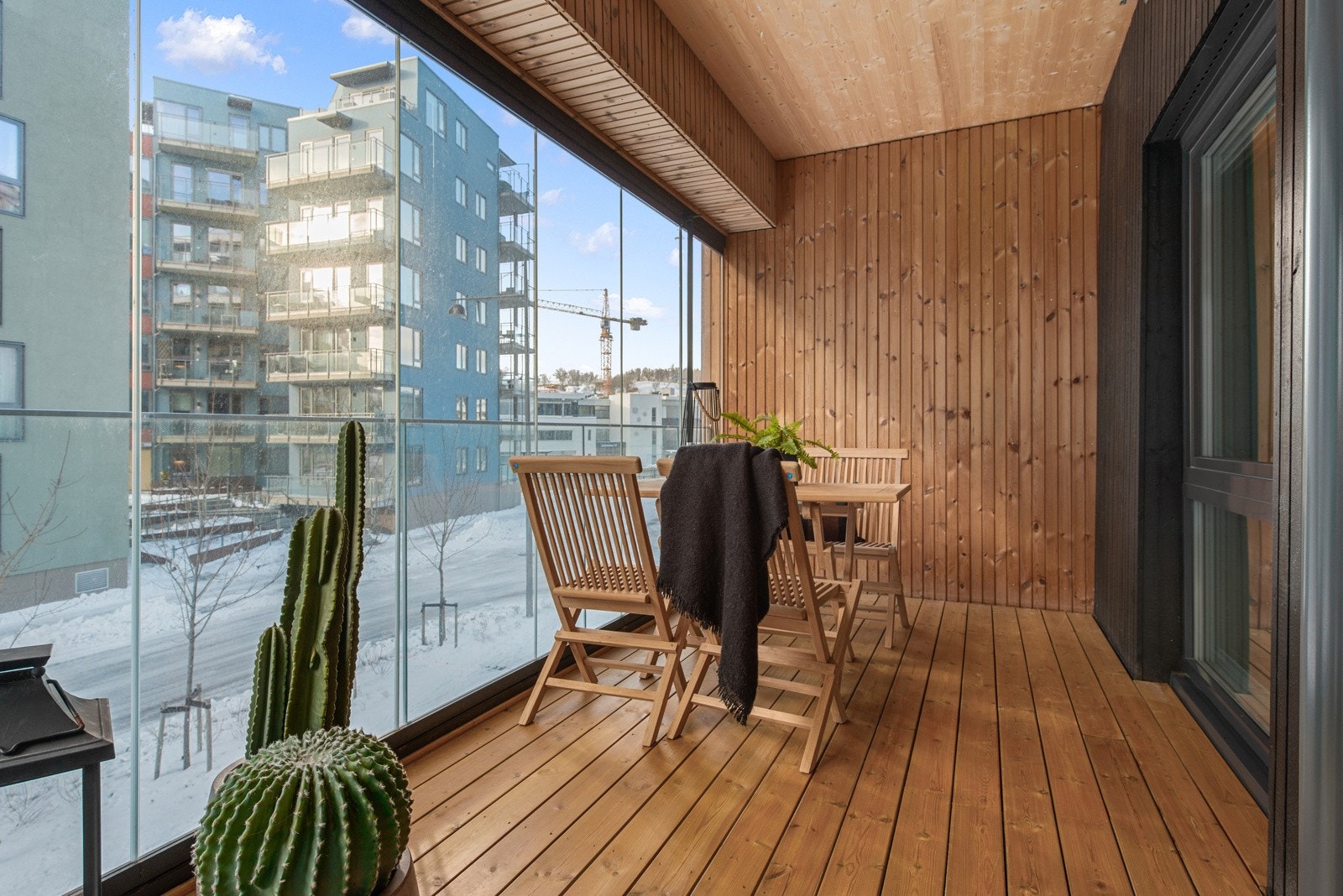 Balkongen er på gode 15,5m², og fungerer som en forlengelse av stuen.