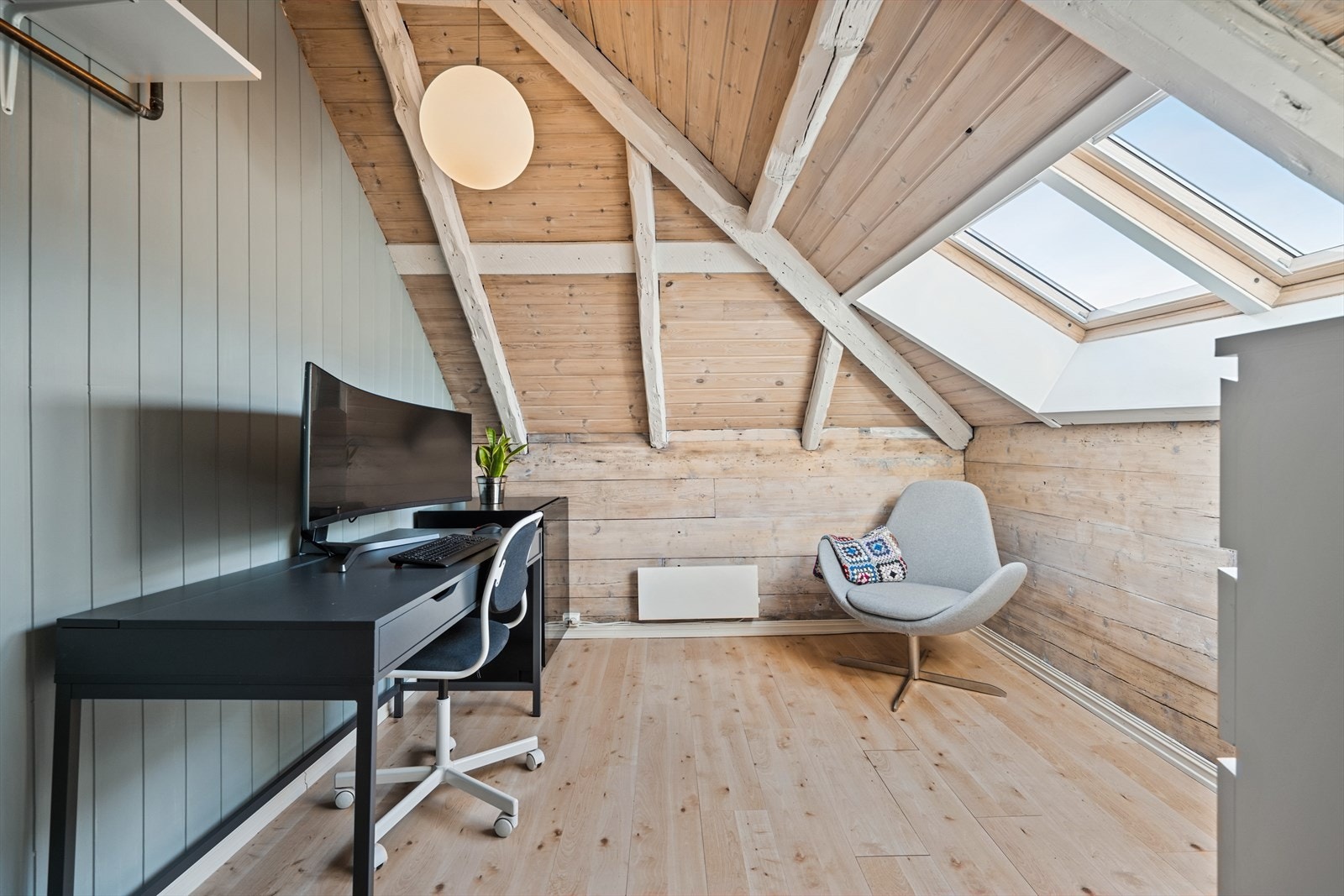 Soverom nr. 2 på loft som i dag er innredet som kontor. Galleribilde