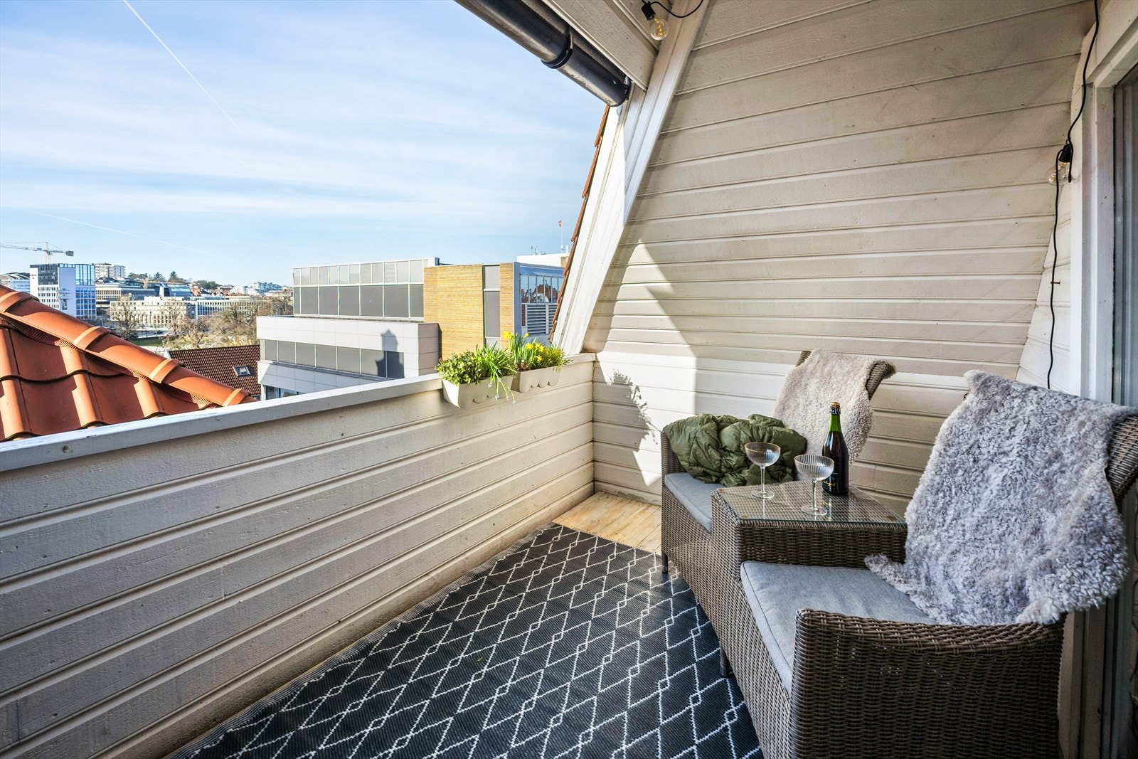 På balkongen er det plass til sittegruppe hvor man kan nyte solen fra ettermiddag til kveld. Galleribilde