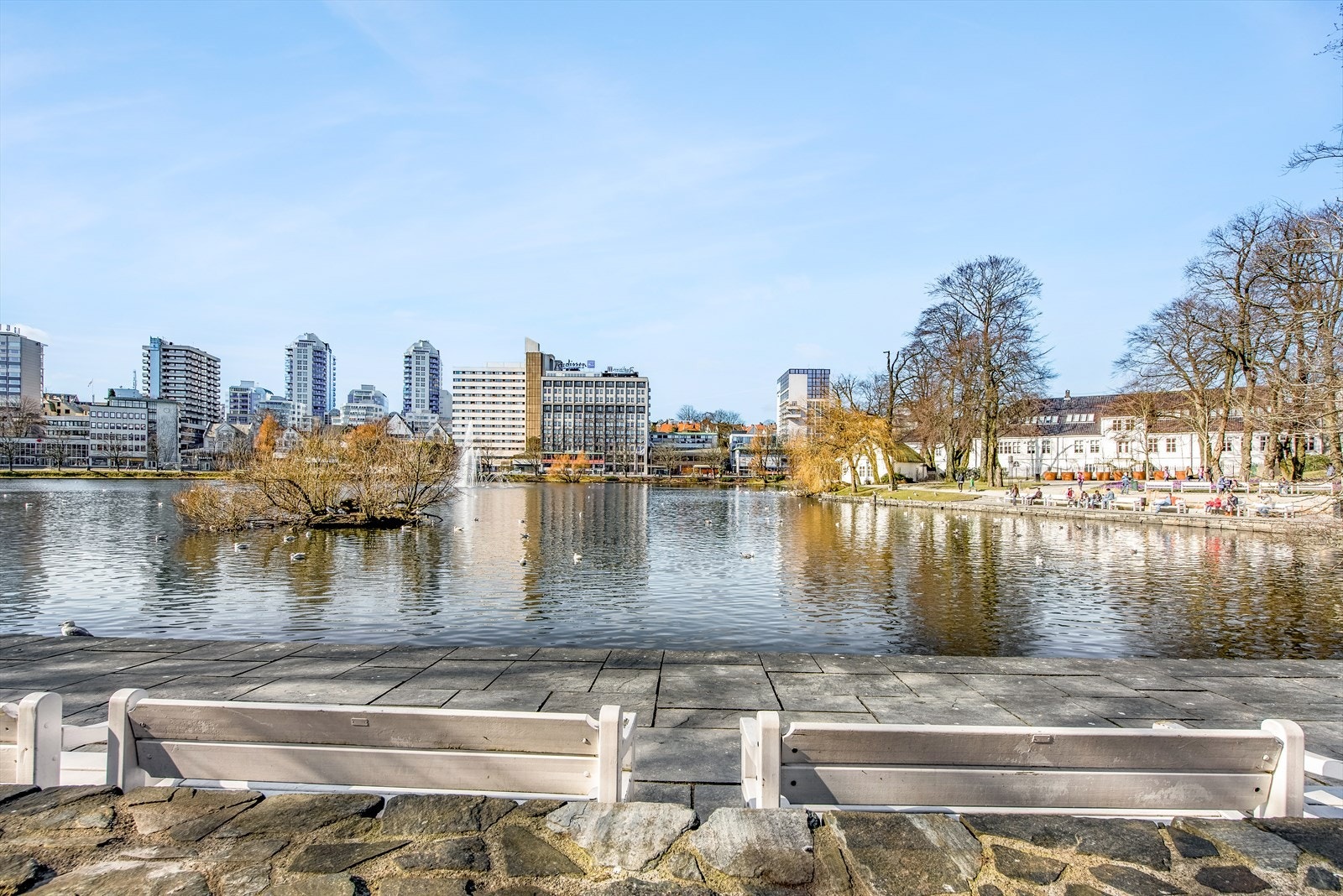 Eiendommen ligger svært sentrumsnært med gåavstand til de fleste fasiliteter Stavanger har å by på. Galleribilde