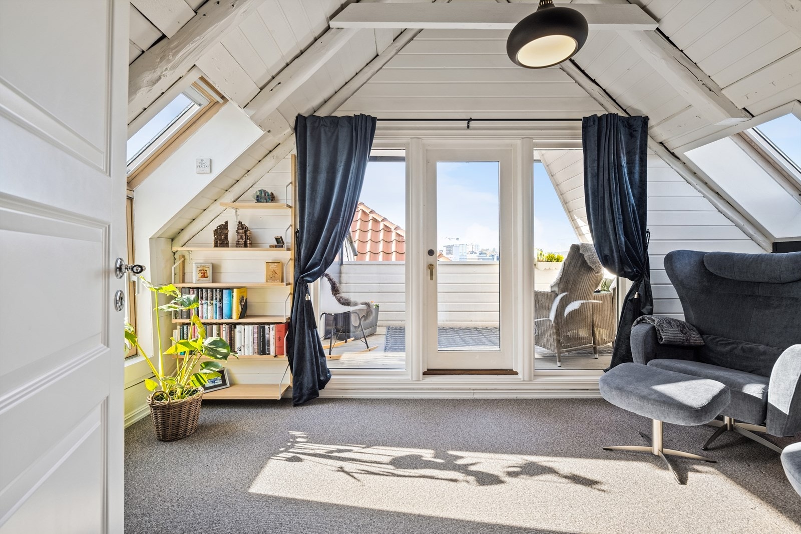 Stue nr. 2 på loft som kan brukes som soverom nr. 3. Her er det utgang til skjermet og lun balkong med flott utsikt mot Breiavatnet. Galleribilde